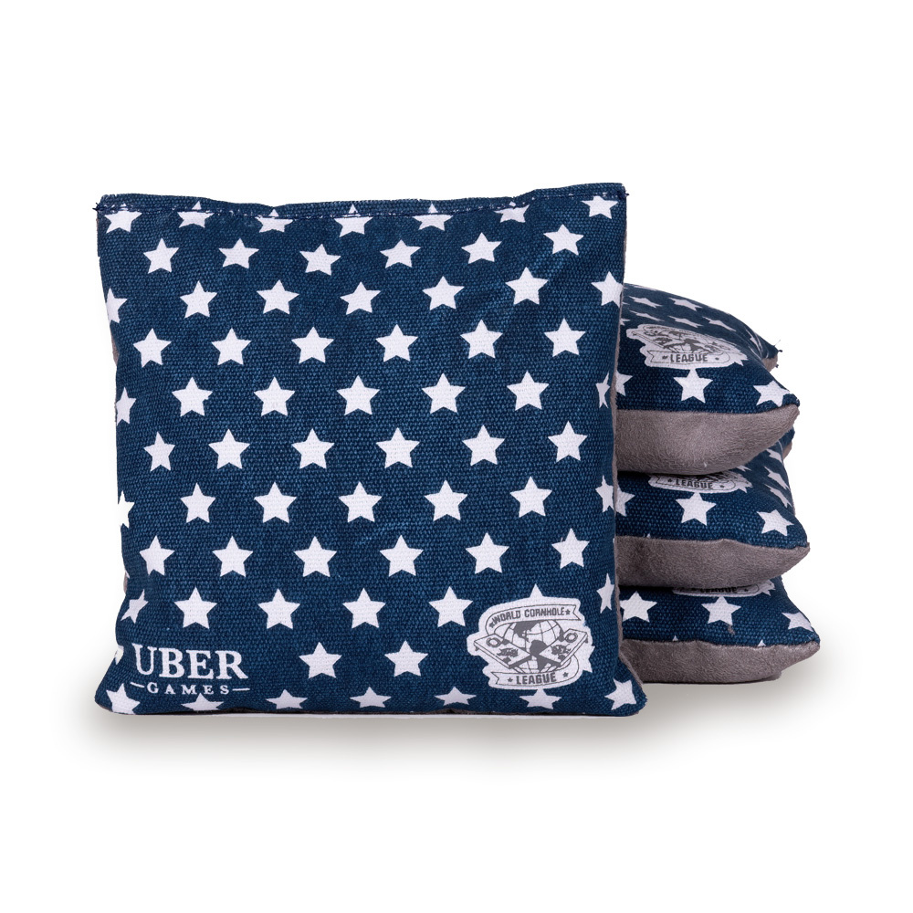 Ein Cornhole-Beutel mit marineblauem Hintergrund und weißen Sternen, mit den Logos von Uber Games und World Cornhole League.