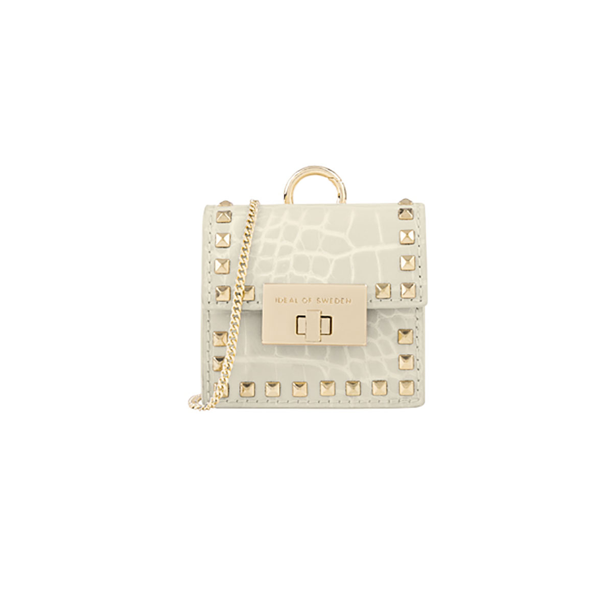 Pequeño bolso blanco con tachuelas y cadena doradas, cierre dorado. Fondo blanco.
