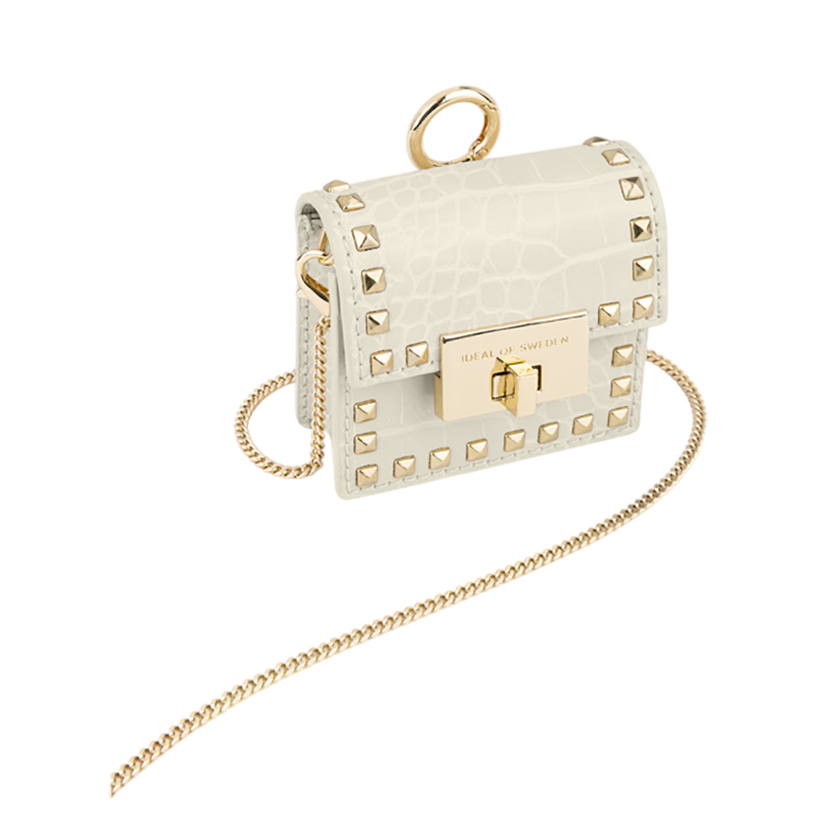 Pequeño bolso blanco con tachuelas doradas y cadena, cierre dorado. Fondo blanco.