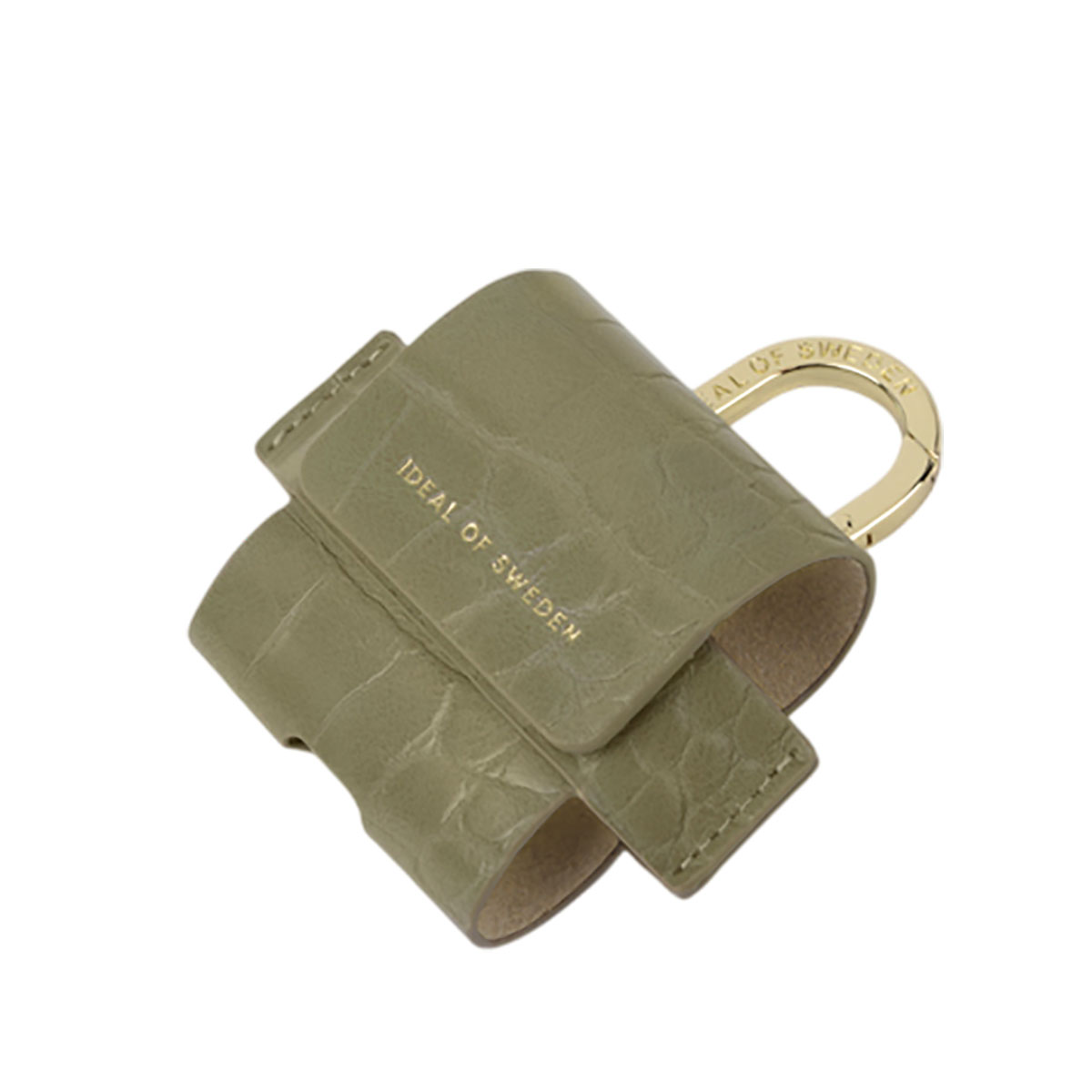 Funda verde oliva, dice Ideal of Sweden, para AirPods, con un anillo dorado.