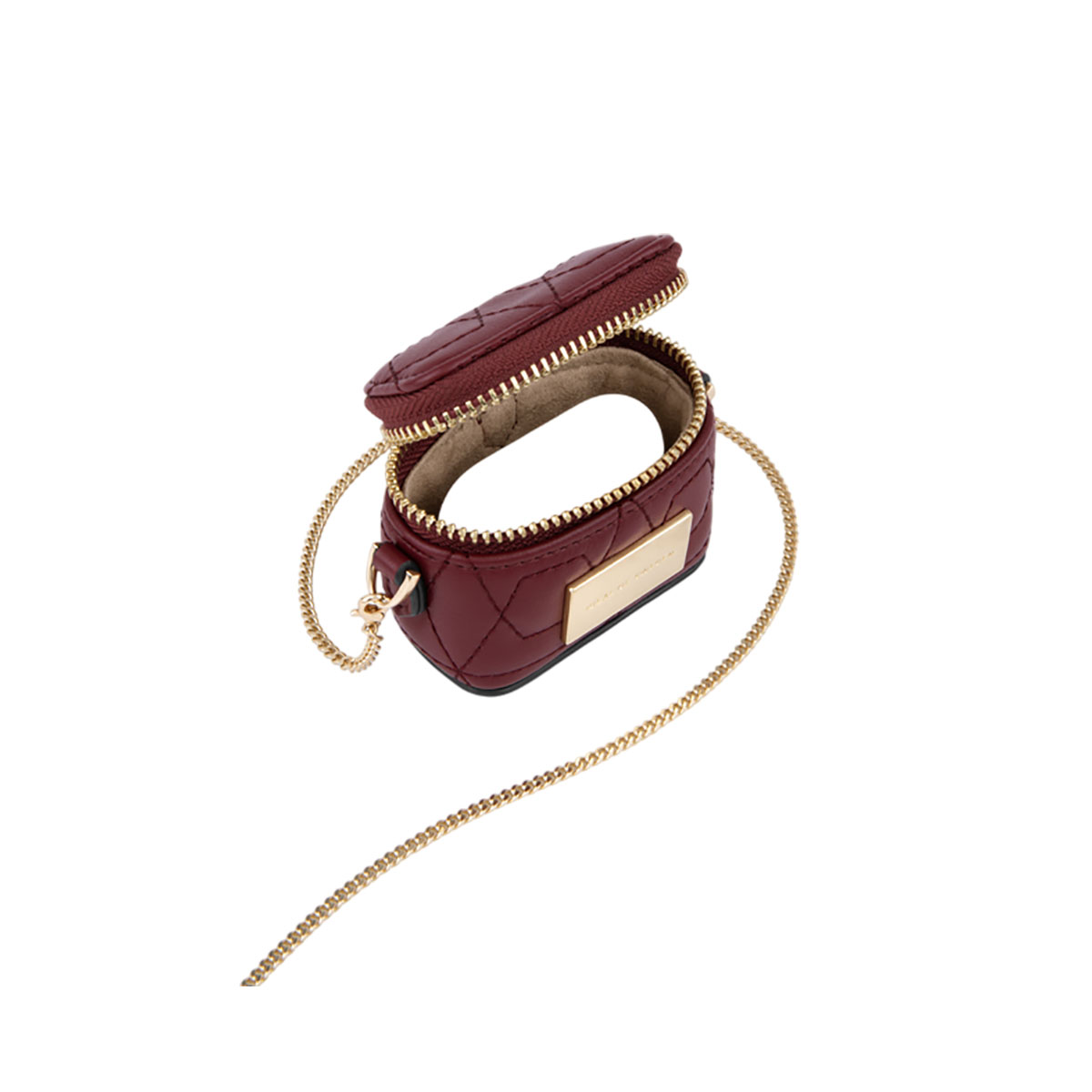 Pequeña bolsa granate para auriculares, con cadena dorada y cremallera abierta.