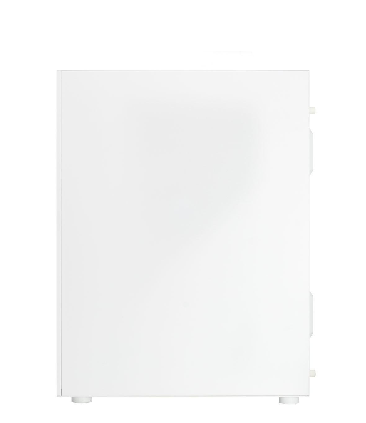Pannello frontale del case del computer. Bianco con fori per ventole e porte. Sfondo bianco.