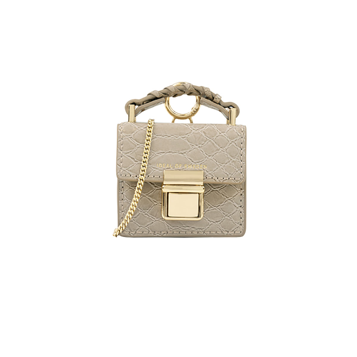 Bolso de cuero color canela con cadena y cierre dorados.