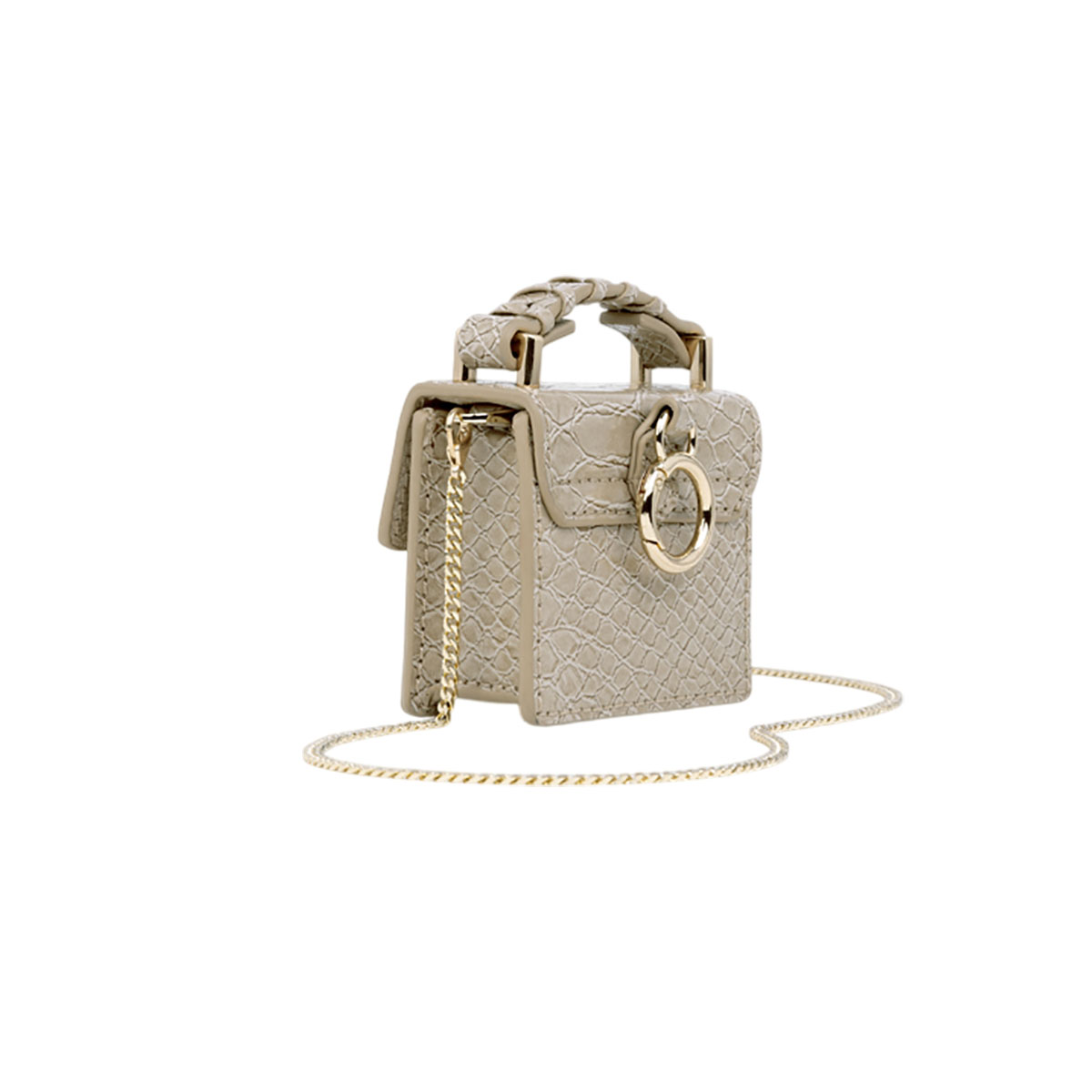 Bolso de cuero color canela con cadena dorada, abierto, con asa.