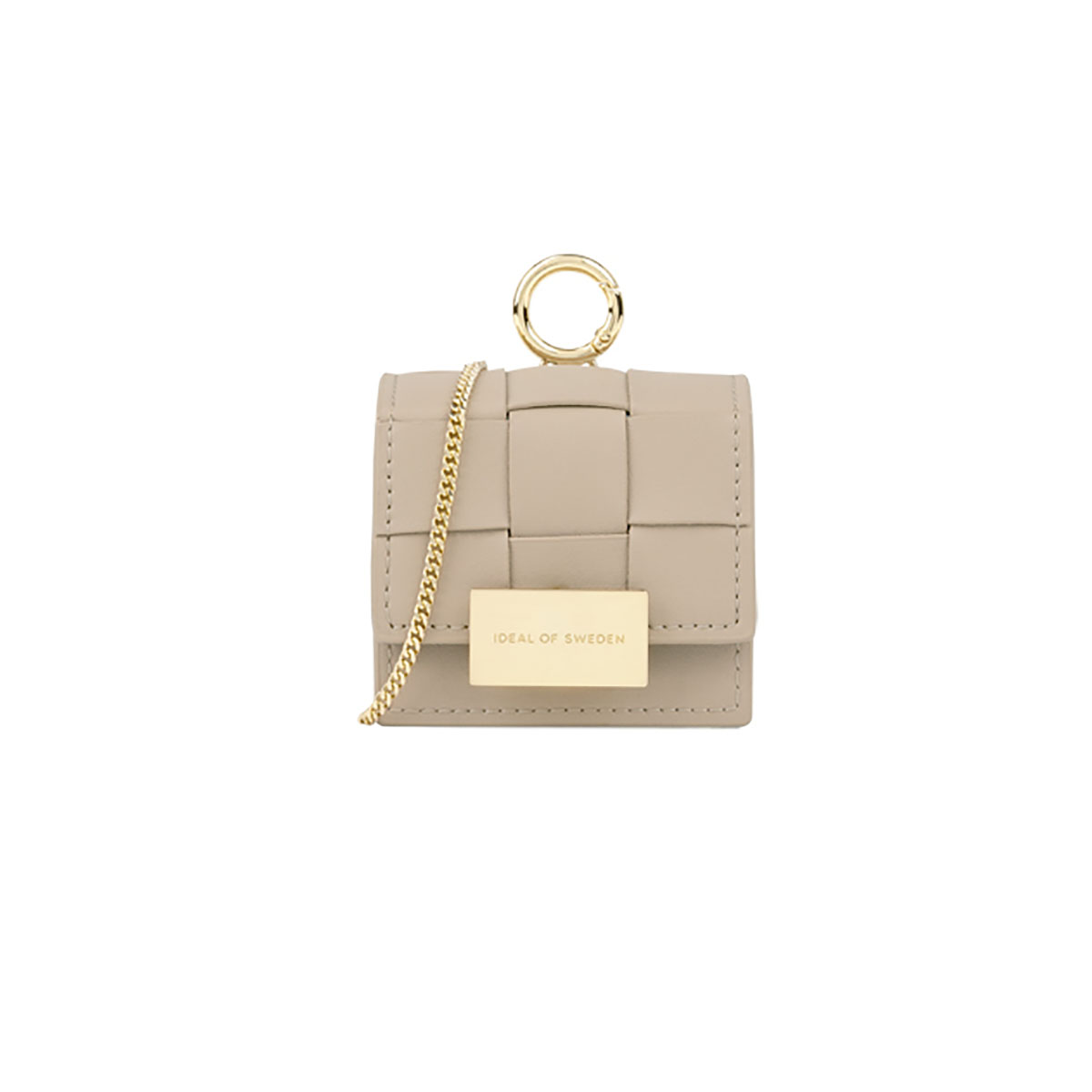 Funda tejida beige para AirPod con cadena y anillo dorados, con placa Ideal of Sweden.
