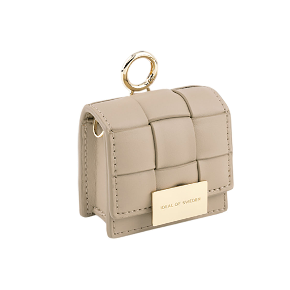 Funda AirPod beige con anillo dorado, placa y cadena doradas, Ideal of Sweden.