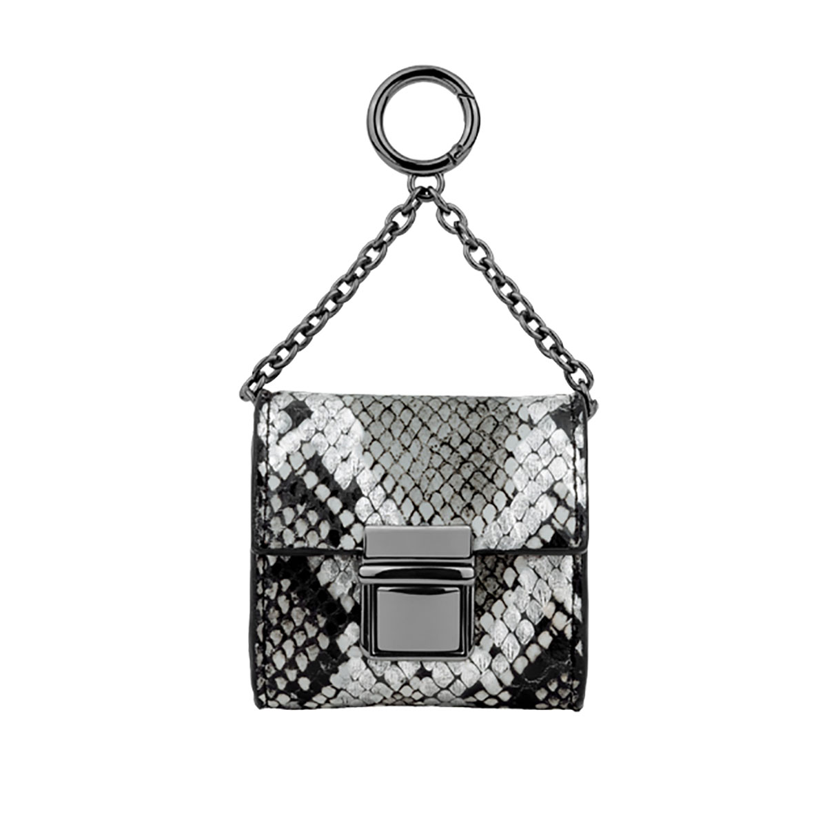 Estuche pequeño con estampado de piel de serpiente, cadena y cierre negros.