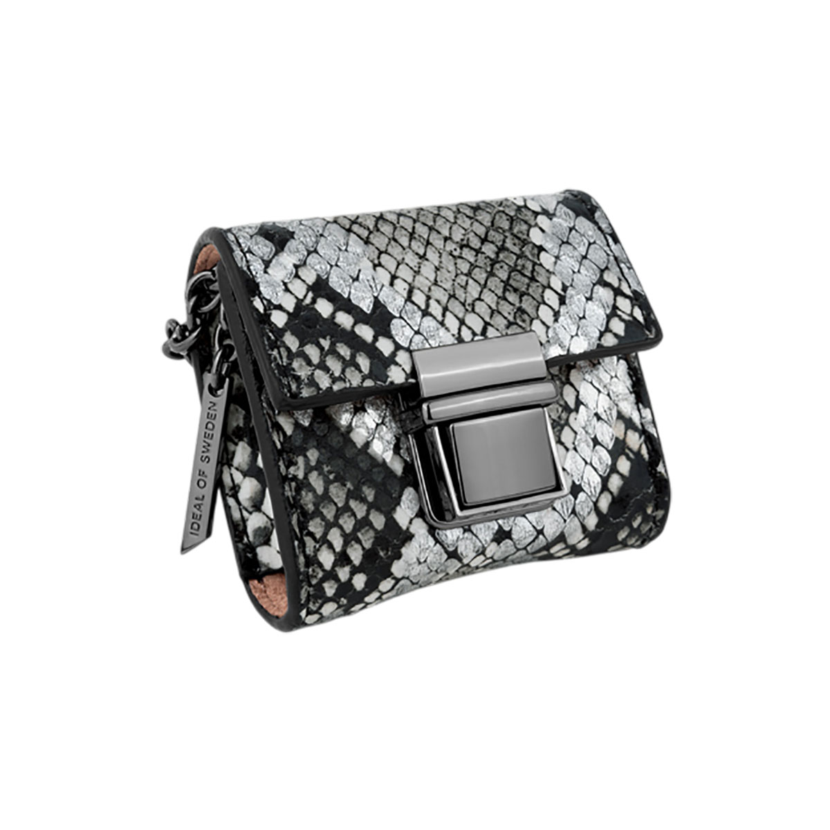 Estuche pequeño con estampado de piel de serpiente, etiqueta Ideal of Sweden y cierre plateado.