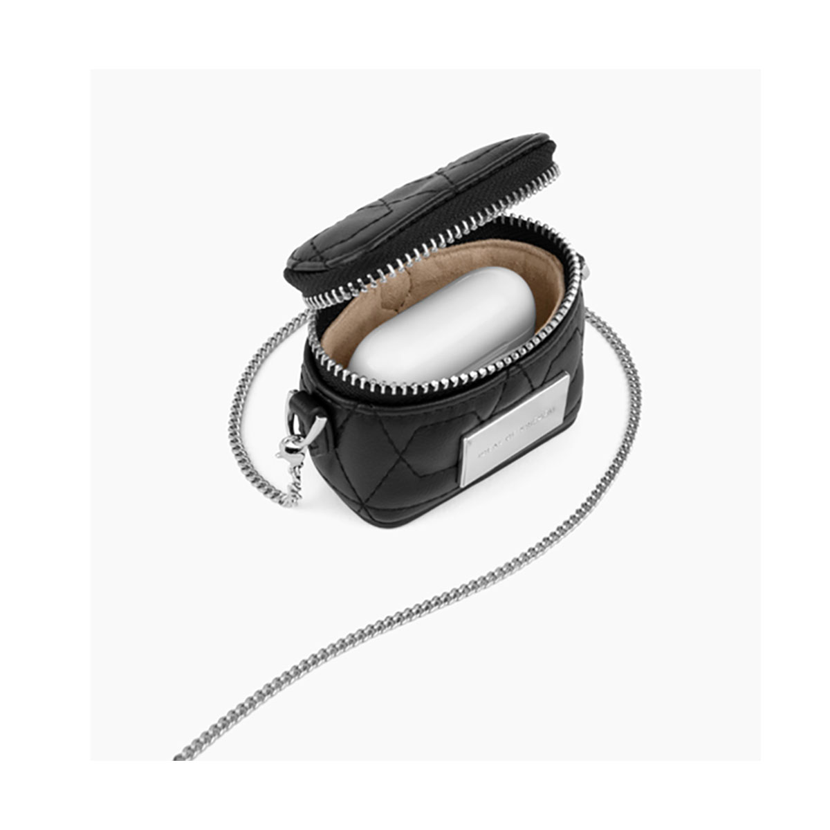 Estuche acolchado negro abierto con cadena plateada, mostrando funda de auriculares blanca.