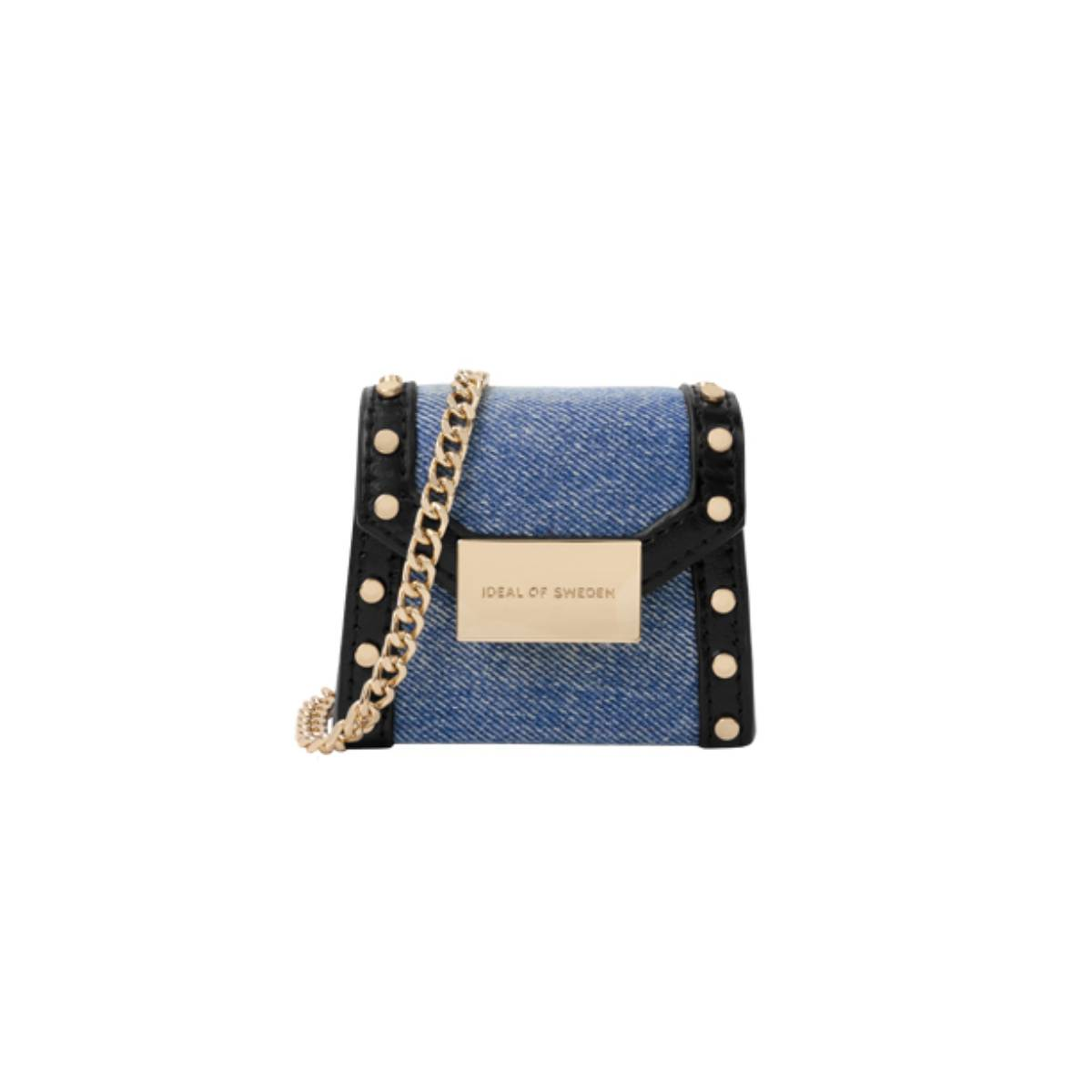 Pequeño bolso de mezclilla azul con cadena y detalles dorados.