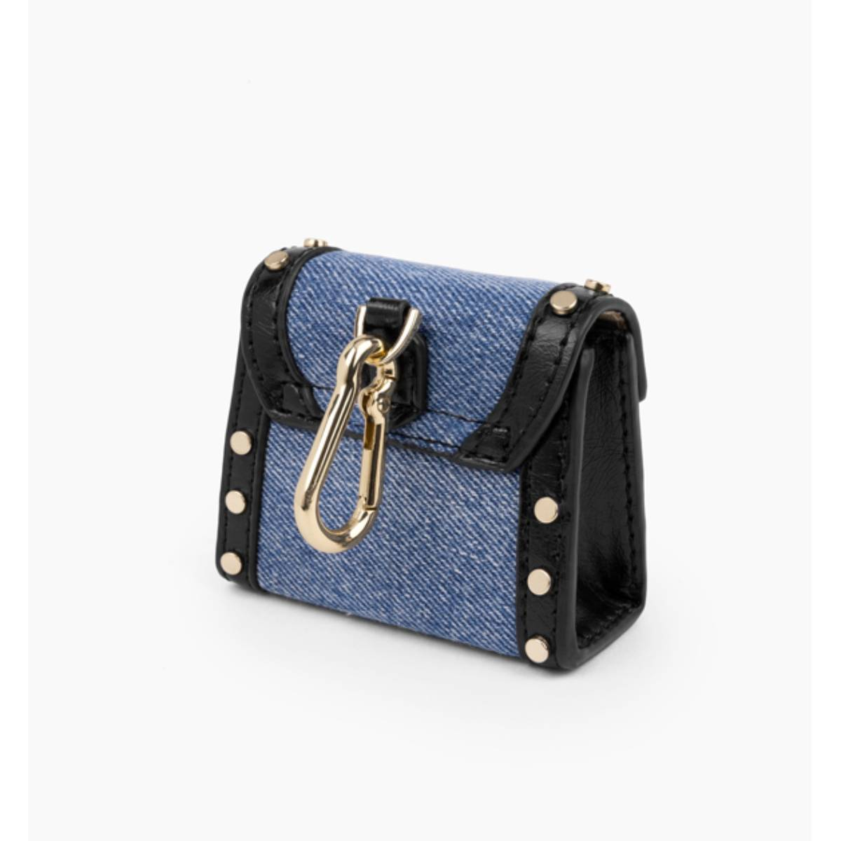 Un pequeño bolso de mezclilla con un cierre dorado. El bolso está sobre un fondo blanco.