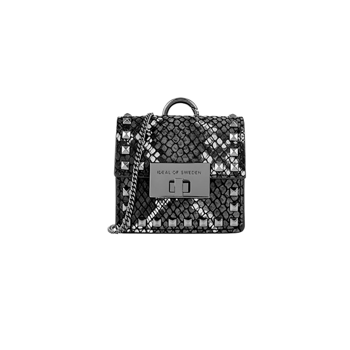 Bolso negro con tachuelas y correa de cadena. Ideal of Sweden está escrito en el frente.