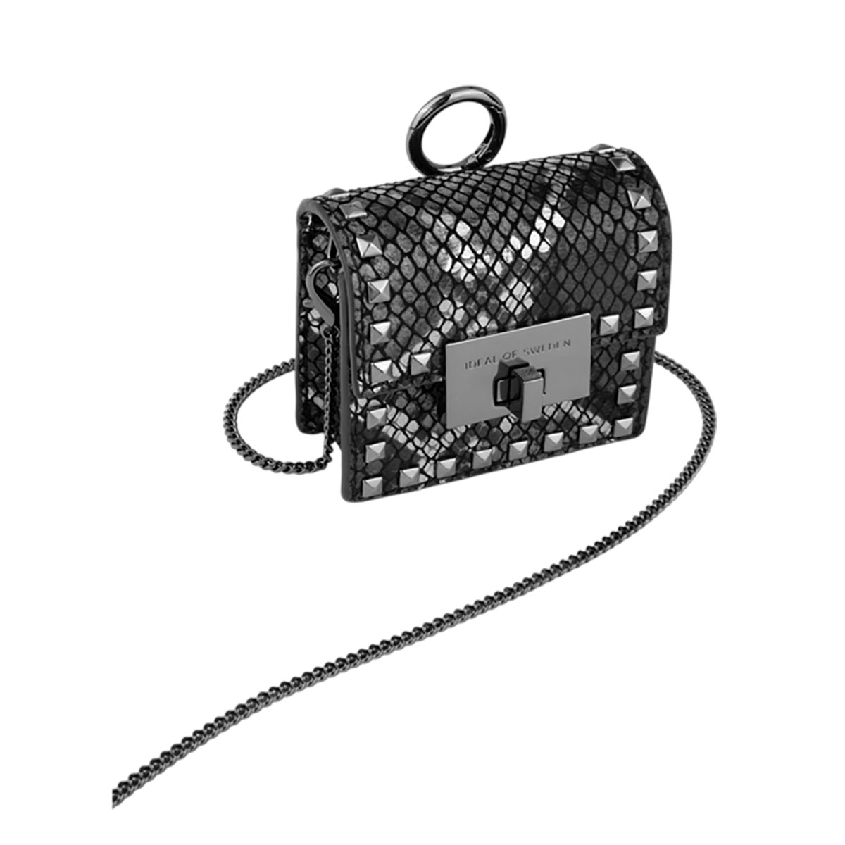 Bolso negro con tachuelas y correa de cadena. El bolso tiene el logotipo Ideal of Sweden.