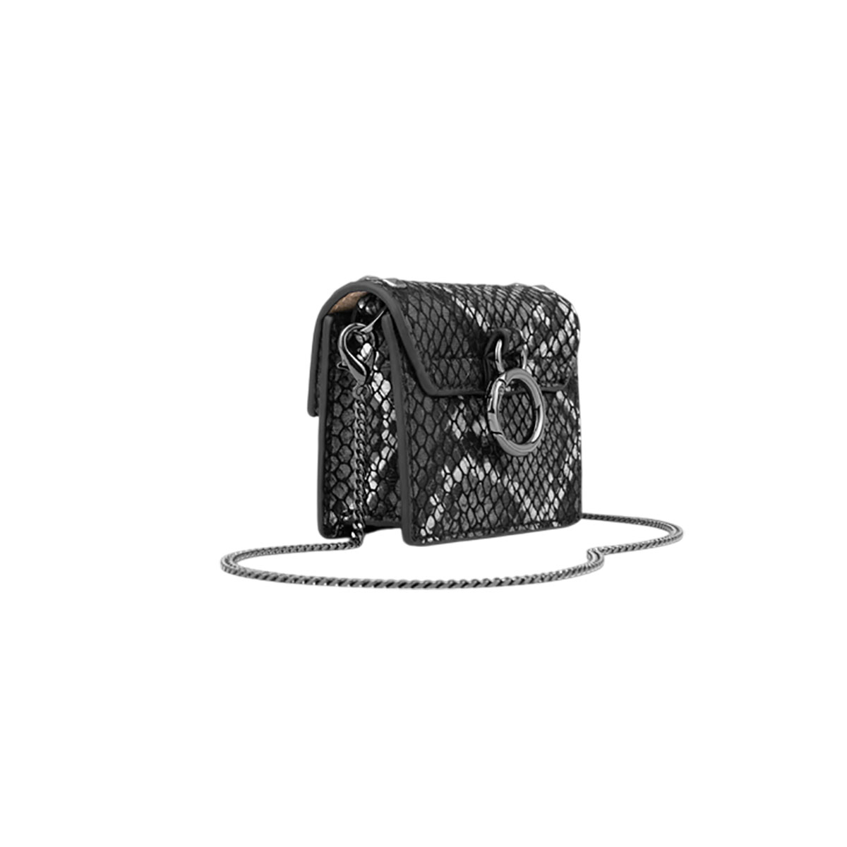 Bolso negro con tachuelas y correa de cadena. El bolso tiene un anillo para la correa.