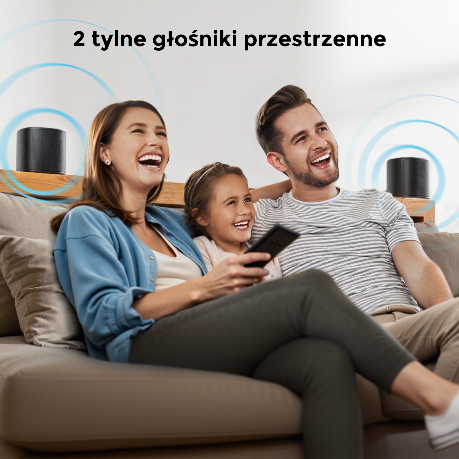 Rodzina ogląda telewizję i śmieje się. Głośniki po bokach.