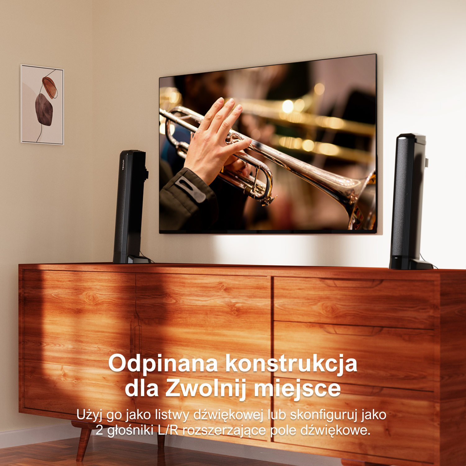 Głośniki soundbaru na drewnianej szafce, telewizor w tle.