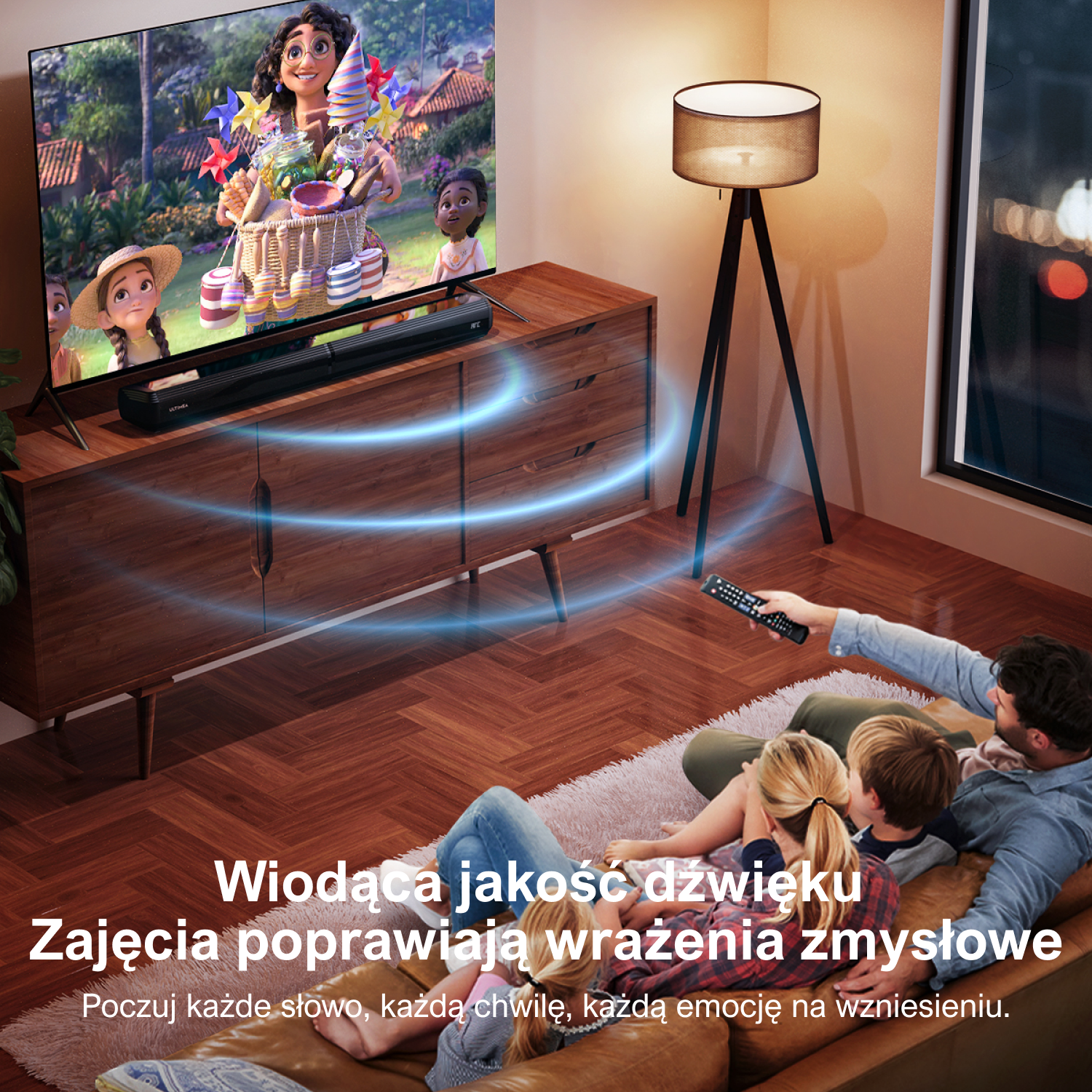 Rodzina ogląda telewizję z soundbarem. Lampa i drewniana szafka również obecne.