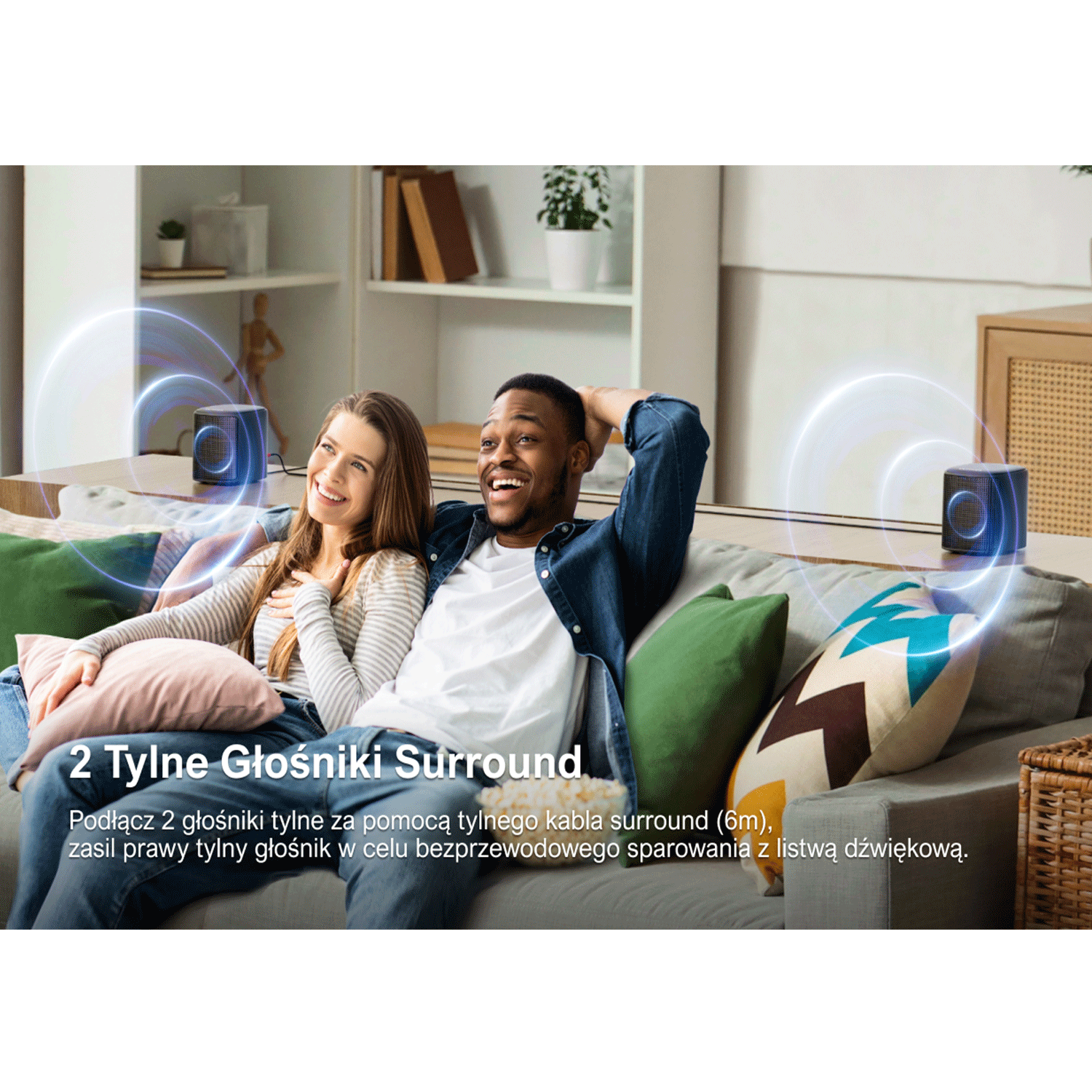 Para na sofie z głośnikami surround. Tekst: 2 tylne głośniki surround.