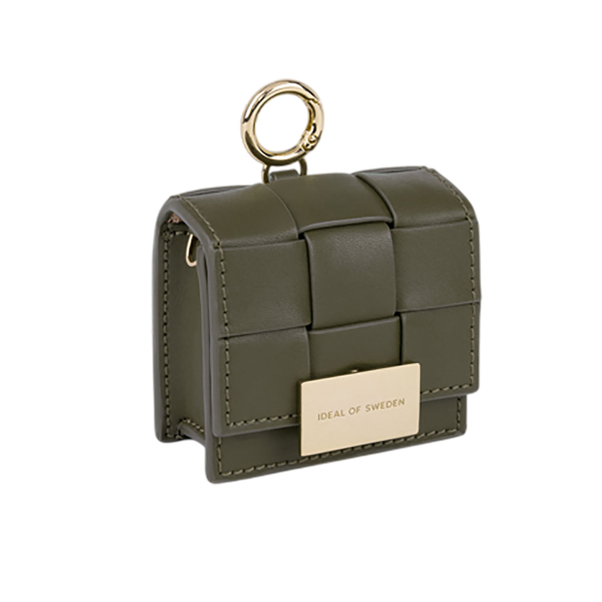 Funda verde tejida Ideal of Sweden para AirPods con detalles dorados y un anillo dorado.