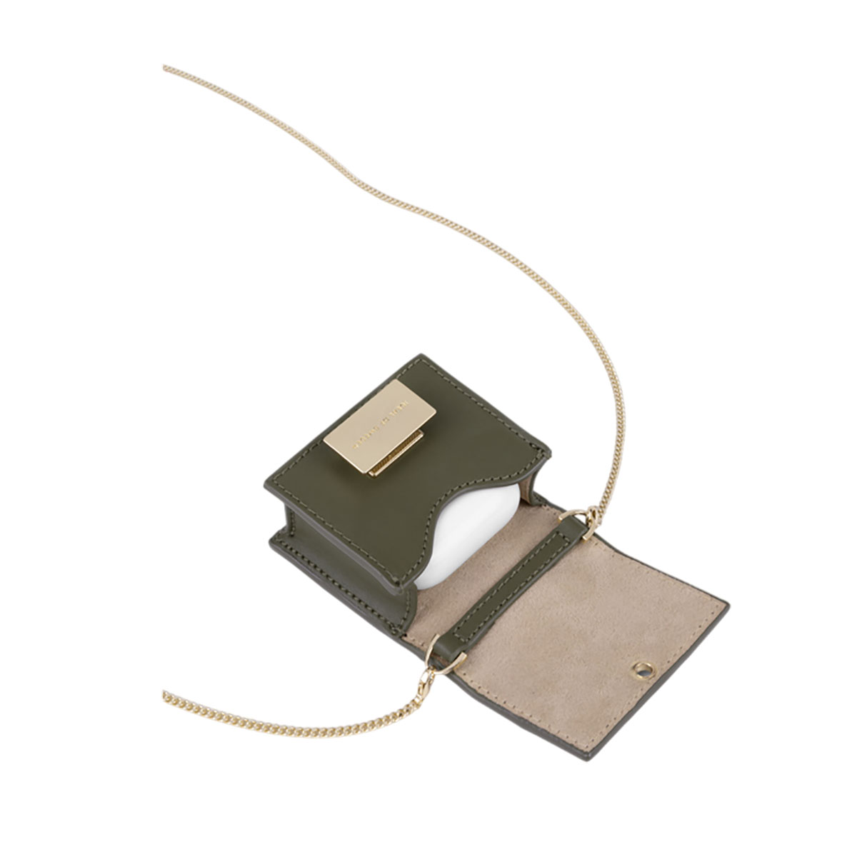 Funda Ideal of Sweden abierta con estuche para auriculares dentro y cadena dorada.