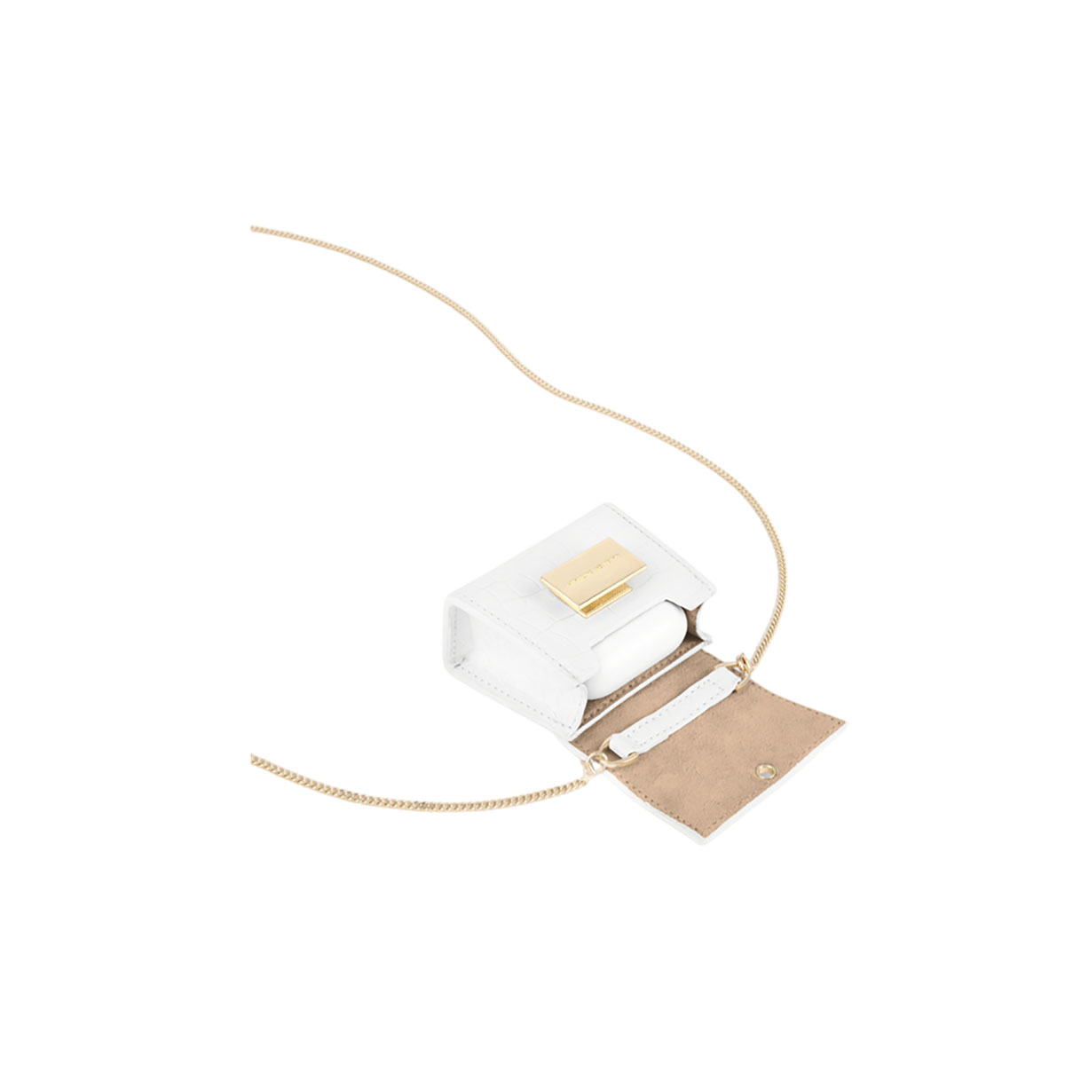 Funda blanca para AirPods abierta con AirPods dentro, cadena dorada y detalles dorados.