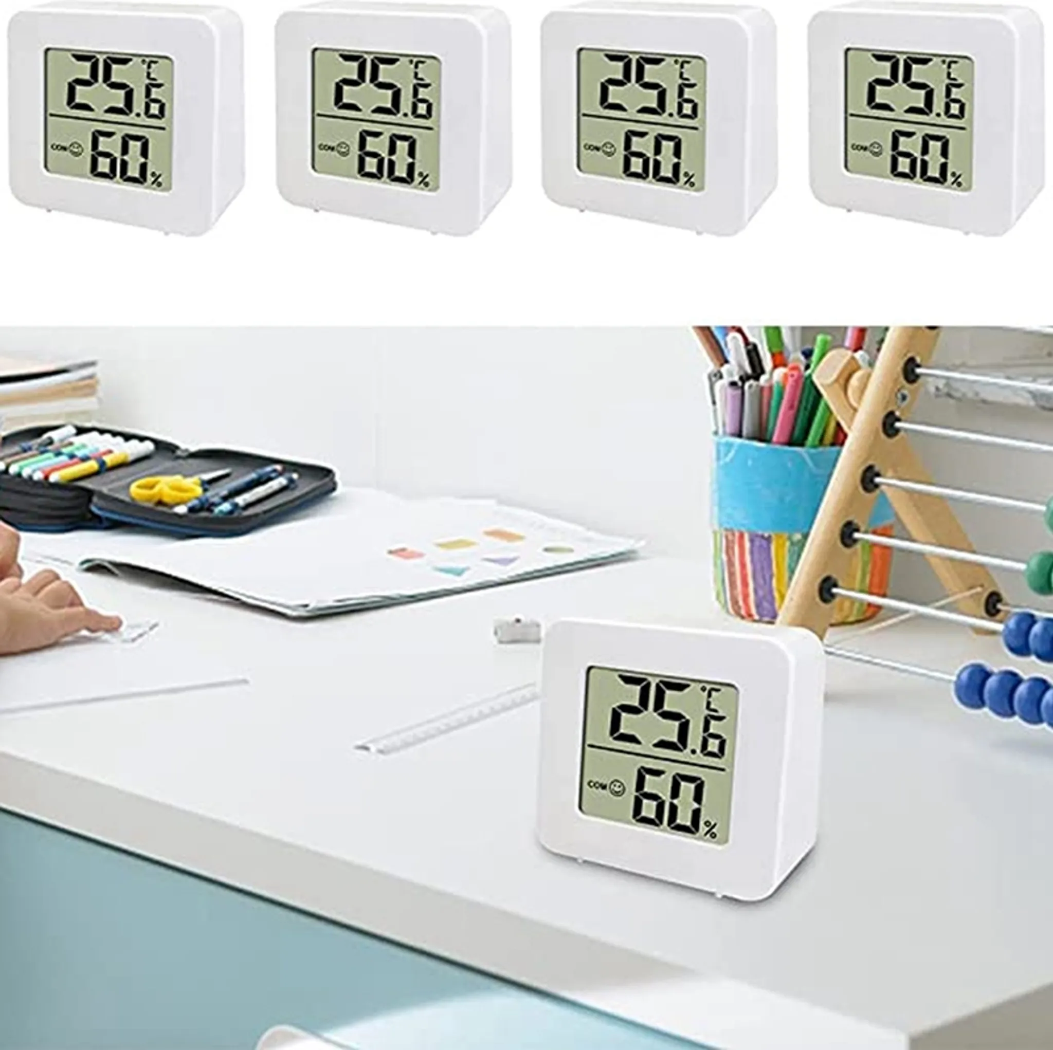 Vier kleine weiße digitale Thermometer, die Temperatur und Luftfeuchtigkeit anzeigen, plus eine Schreibtischszene.