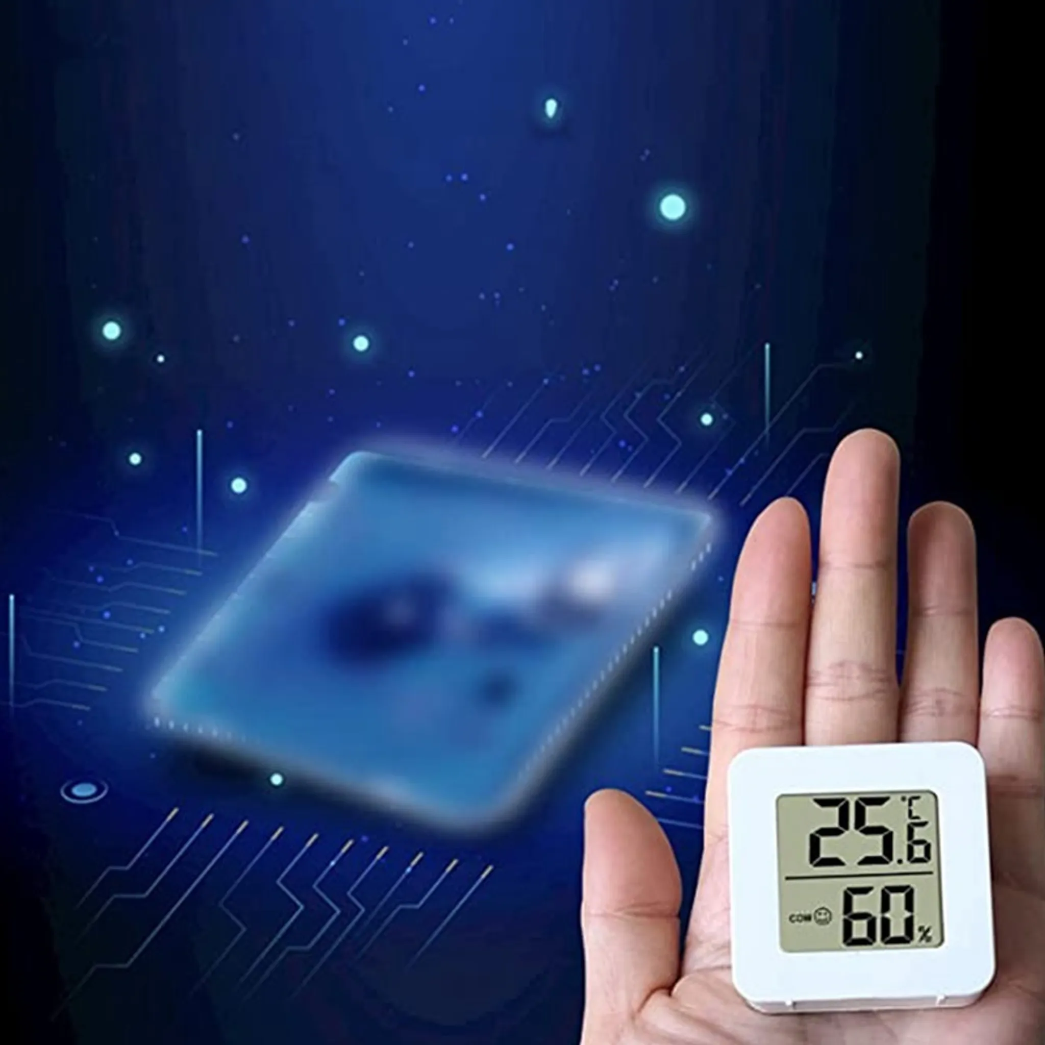 Person hält ein digitales Thermometer, liest 25,6 Grad und 60% Luftfeuchtigkeit. Blauer Hintergrund.