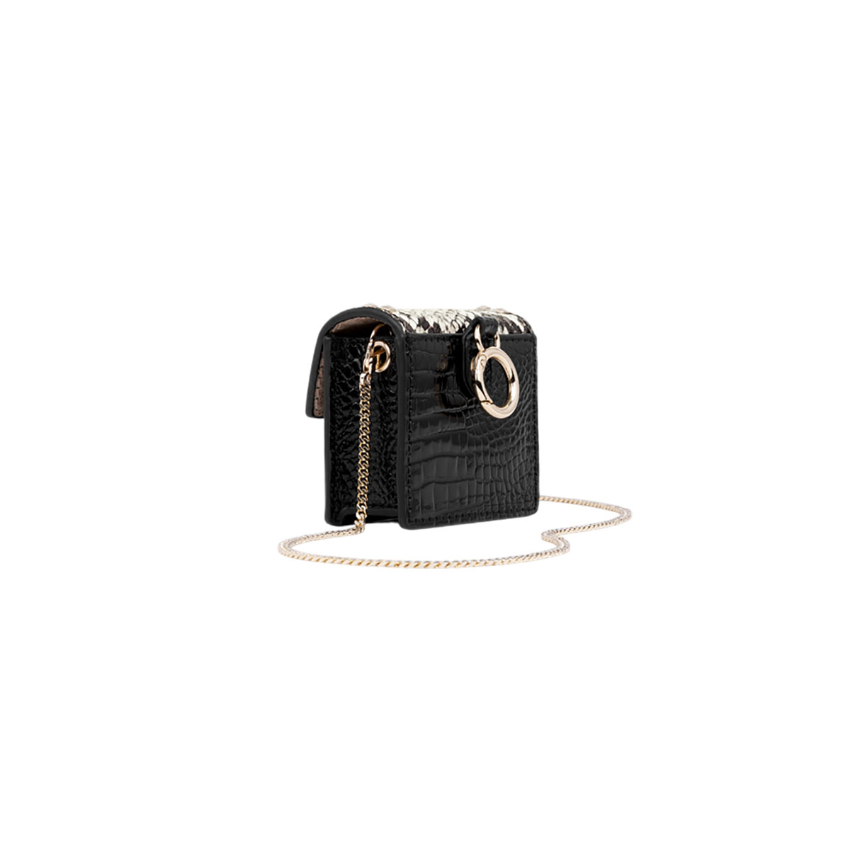 Bolso negro con cadena dorada, asa de anillo dorado, fondo blanco.