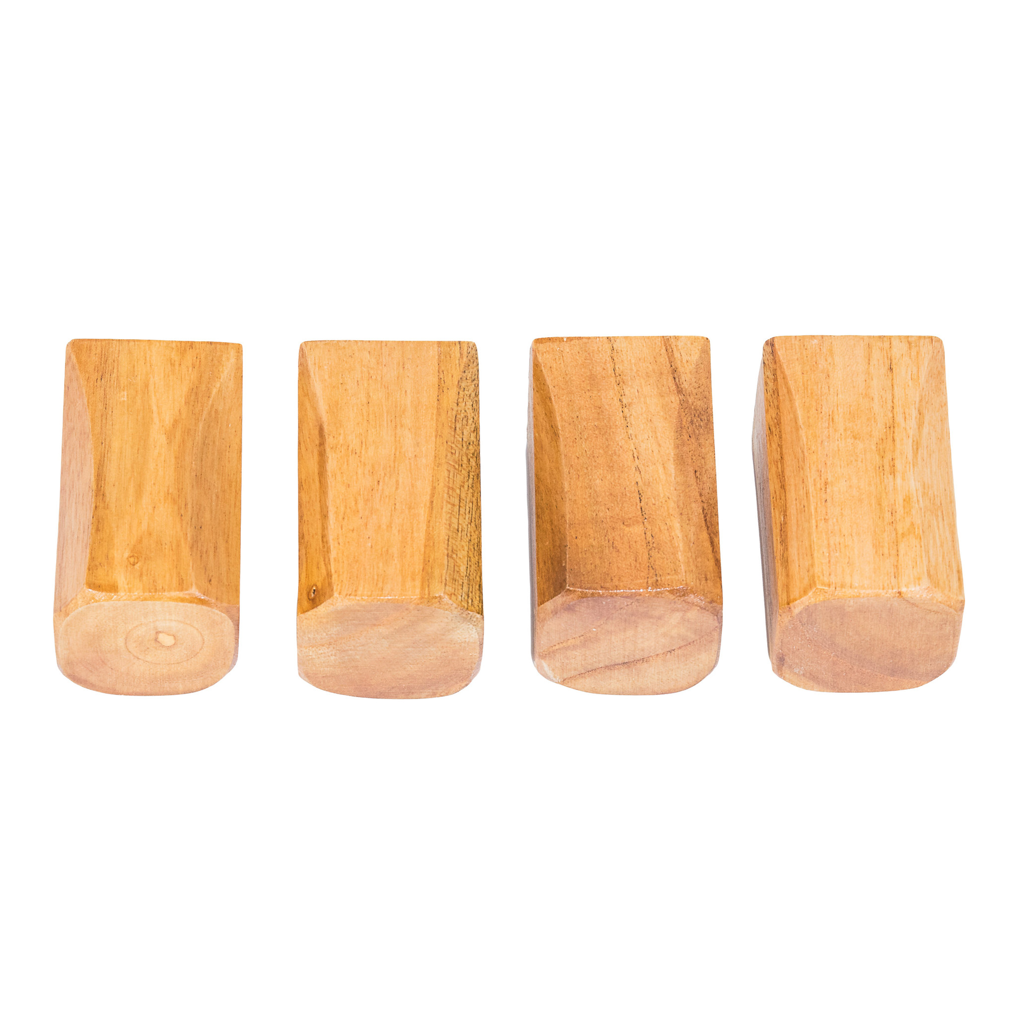 Vier Holzblöcke. Verschiedene Winkel, natürliche Holzfarbe. Weißer Hintergrund.