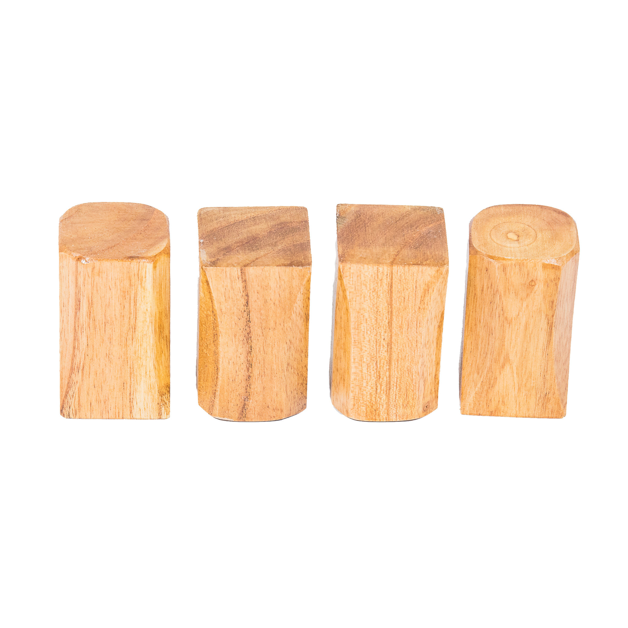 Vier Holzblöcke. Rechteckige Form, natürliche Holzfarbe. Weißer Hintergrund.