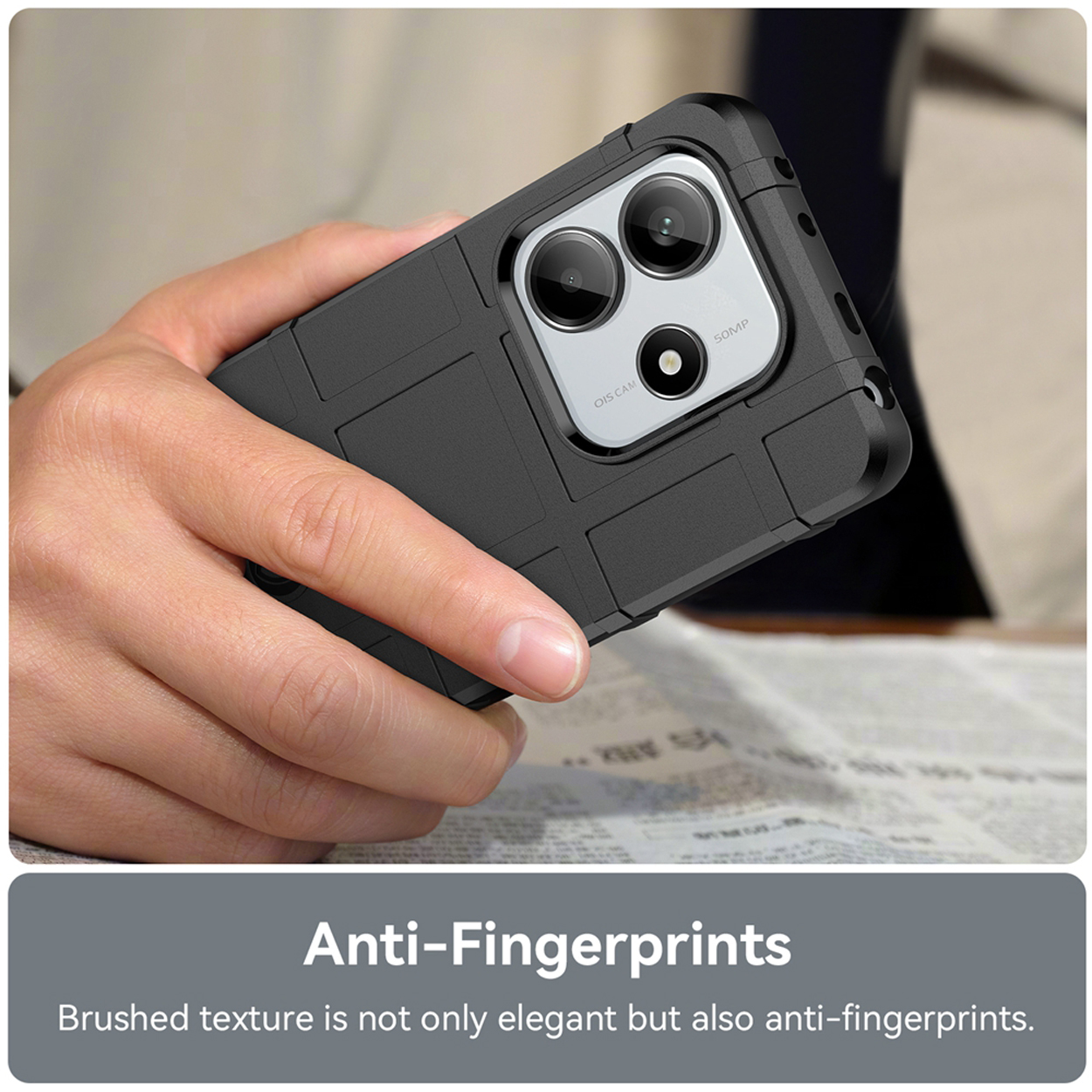 Personne tenant une coque de téléphone. L'étui est noir et a un design robuste avec une caméra.
