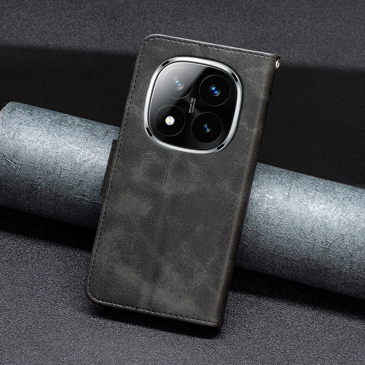 Un étui de téléphone en cuir gris fermé. L'étui a une découpe pour la caméra.