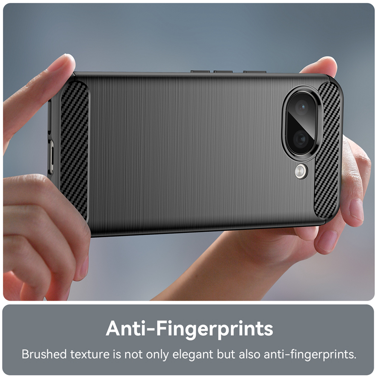 Handen die een telefoonhoes vasthouden met een getextureerde achterkant. De hoes voorkomt vingerafdrukken.