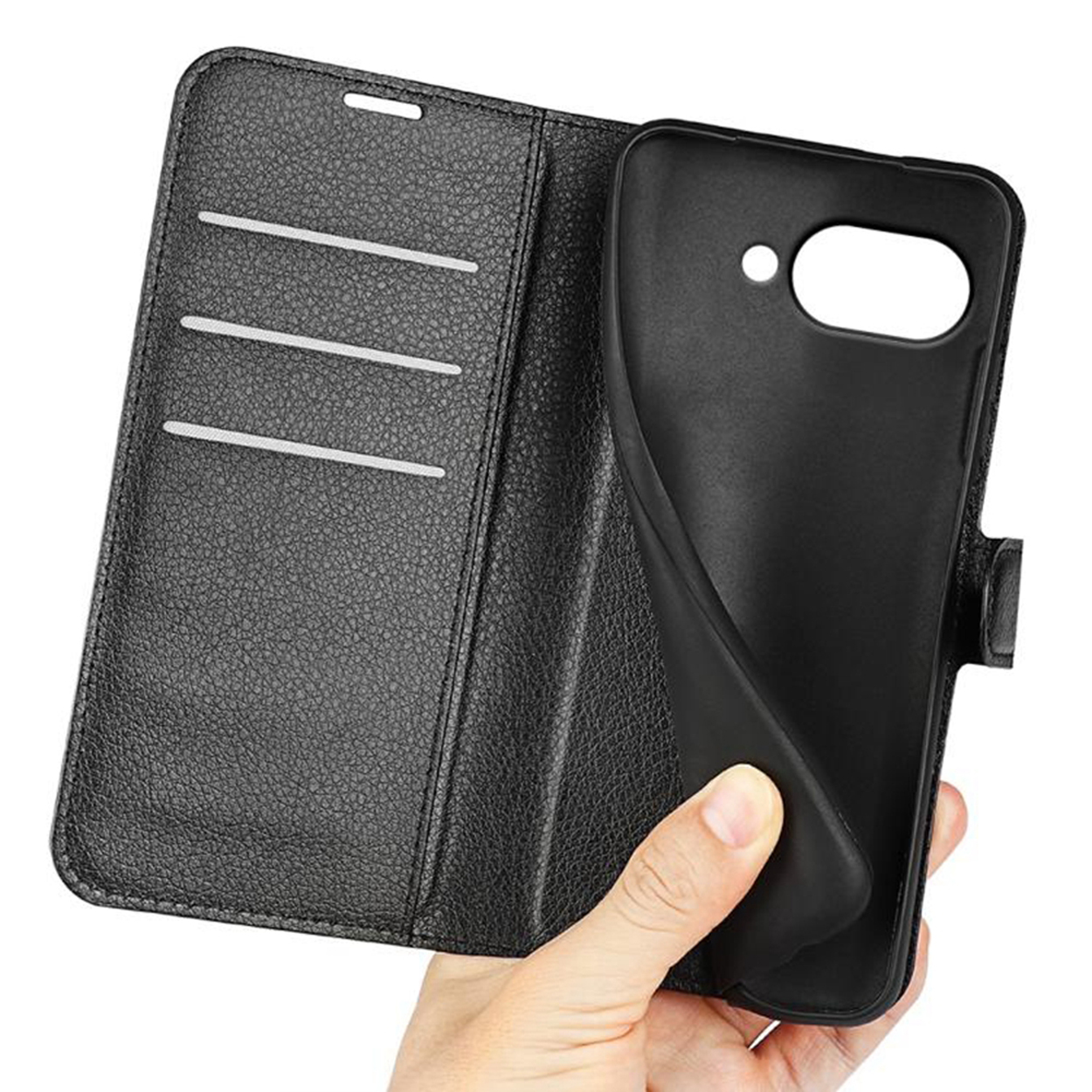 Étui de téléphone en cuir noir, ouvert. Une main tient le support de téléphone, montrant des fentes pour cartes.