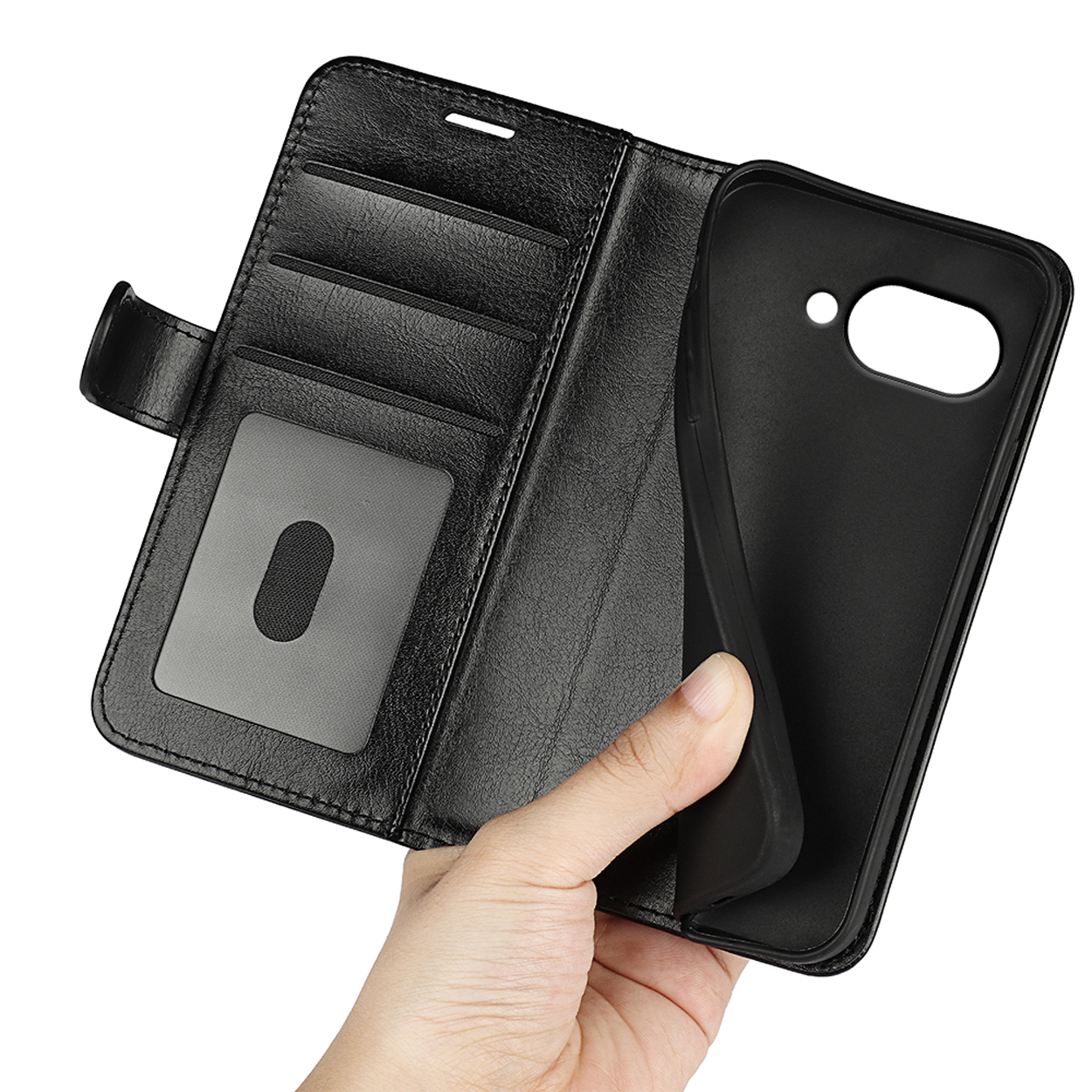 Main tenant une coque de téléphone noire. L'étui est ouvert, avec un téléphone à l'intérieur.