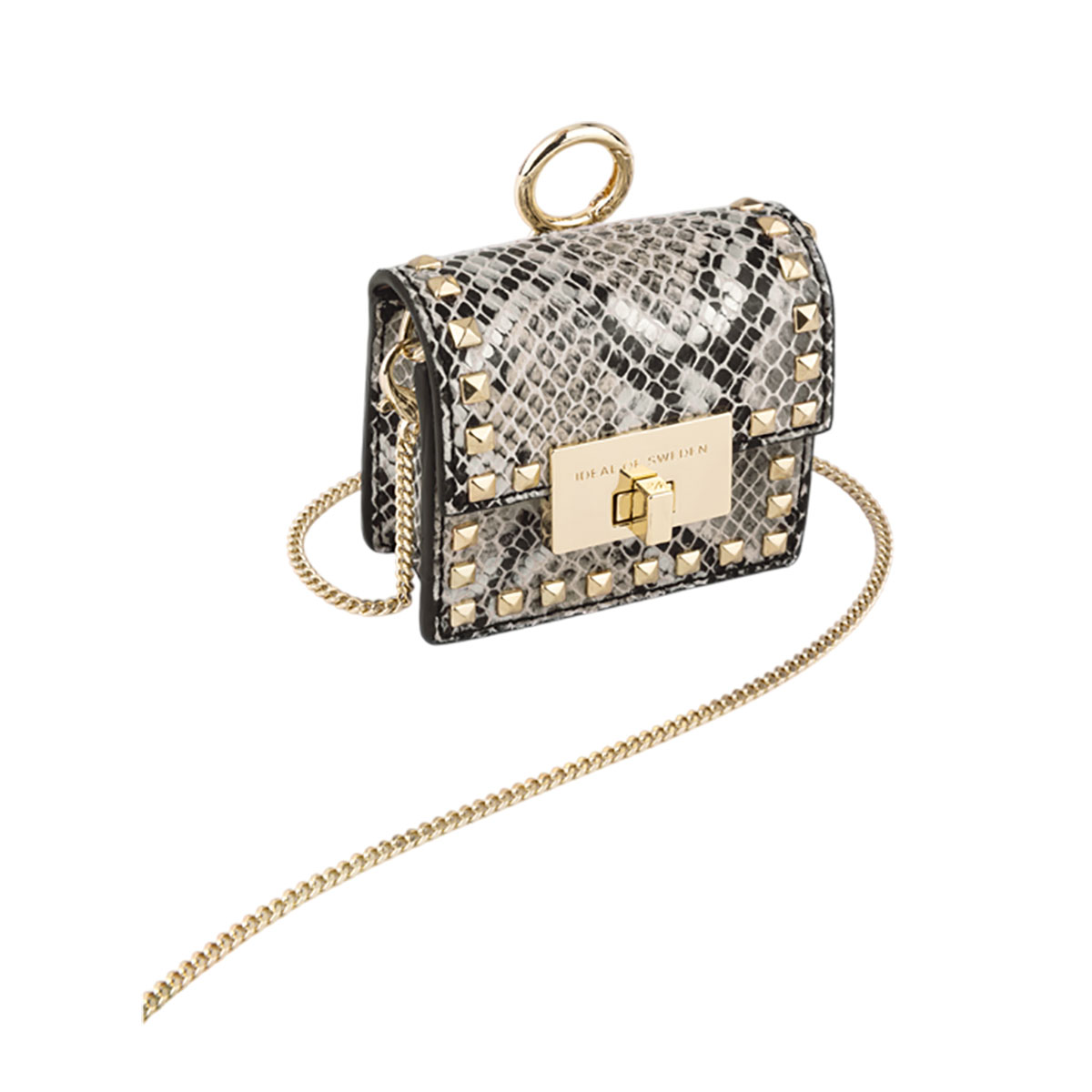 Pequeño bolso con estampado de piel de serpiente y correa de cadena dorada.