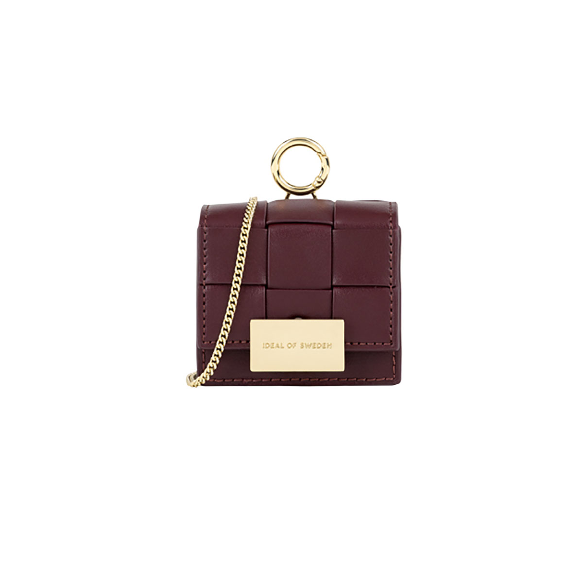 Estuche cuadrado tejido granate con una cadena dorada y un rectángulo dorado con texto que dice IDEAL OF SWEDEN.