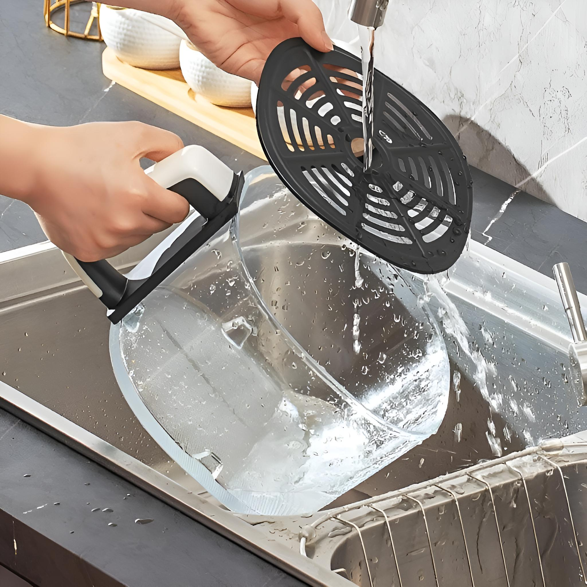 Person wäscht Heißluftfritteusenteile. Wasser im Waschbecken.