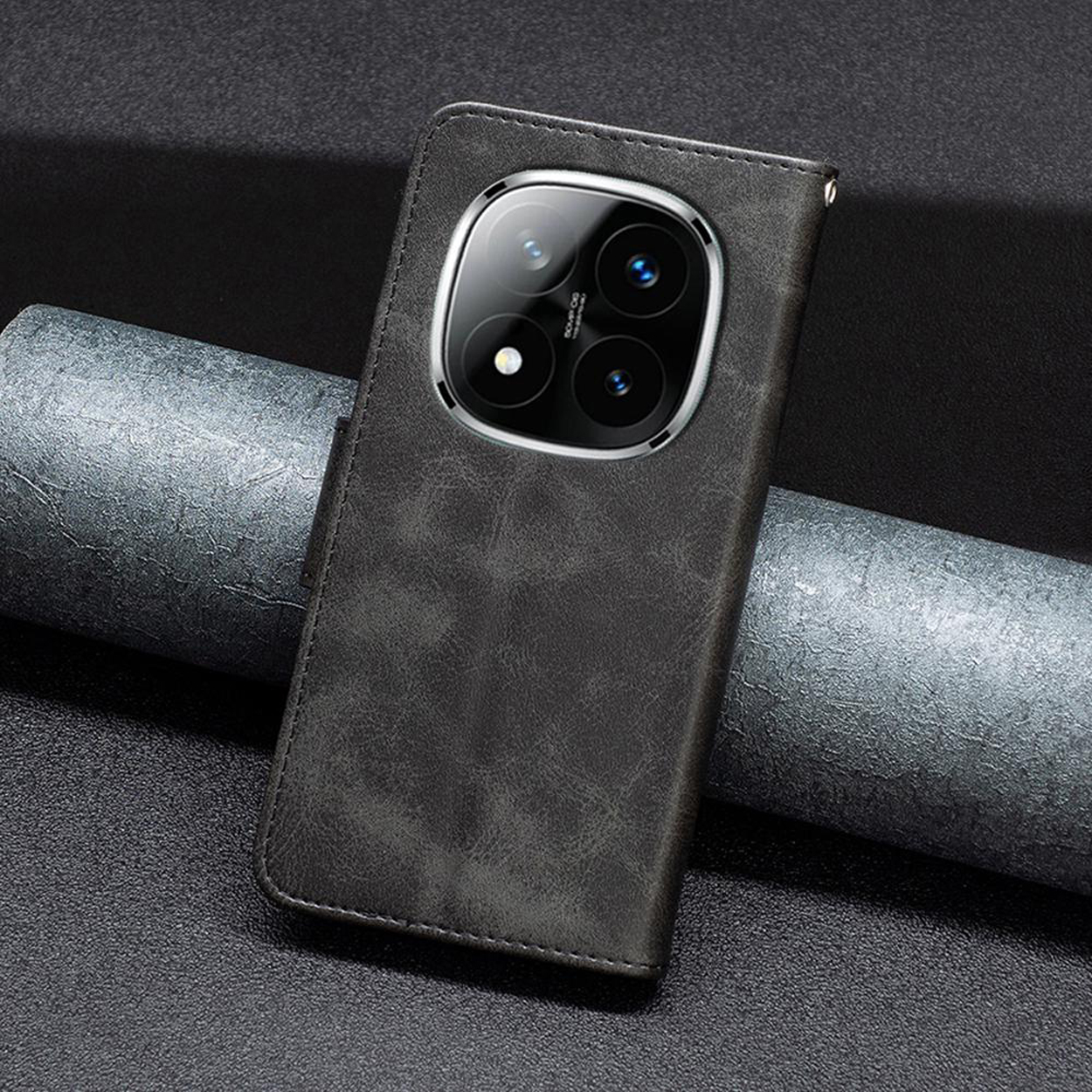 Een zwarte en grijze telefoonhoes, de achterkant van een telefoon met drievoudige camera's.
