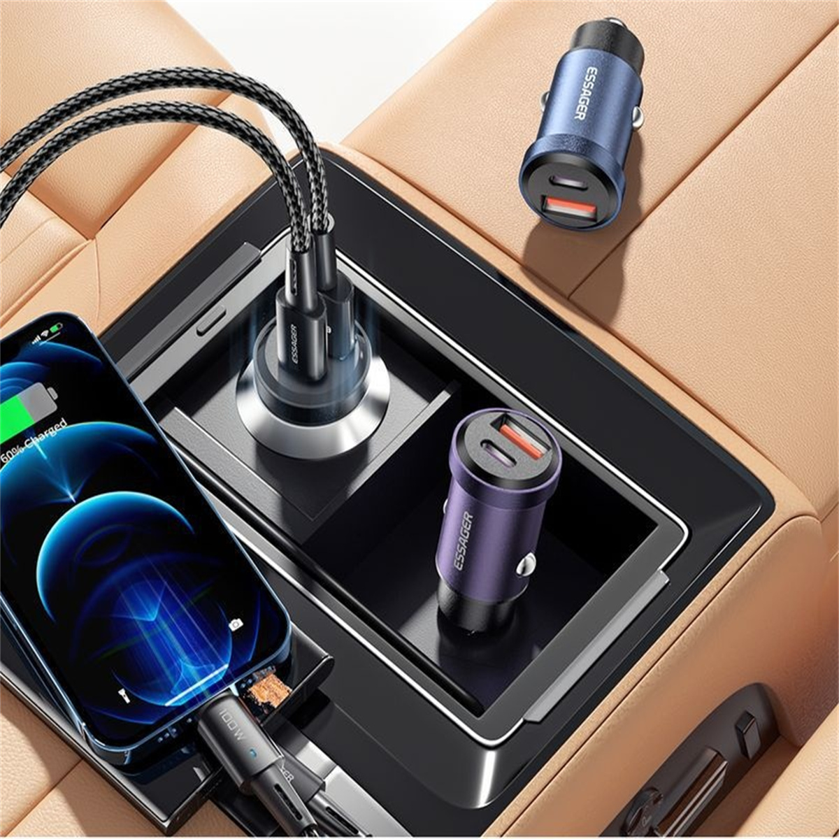 Autoinnenraum mit einem ladenden Telefon und zwei weiteren USB-Ladegeräten. Schwarze, blaue und lila Ladegeräte.