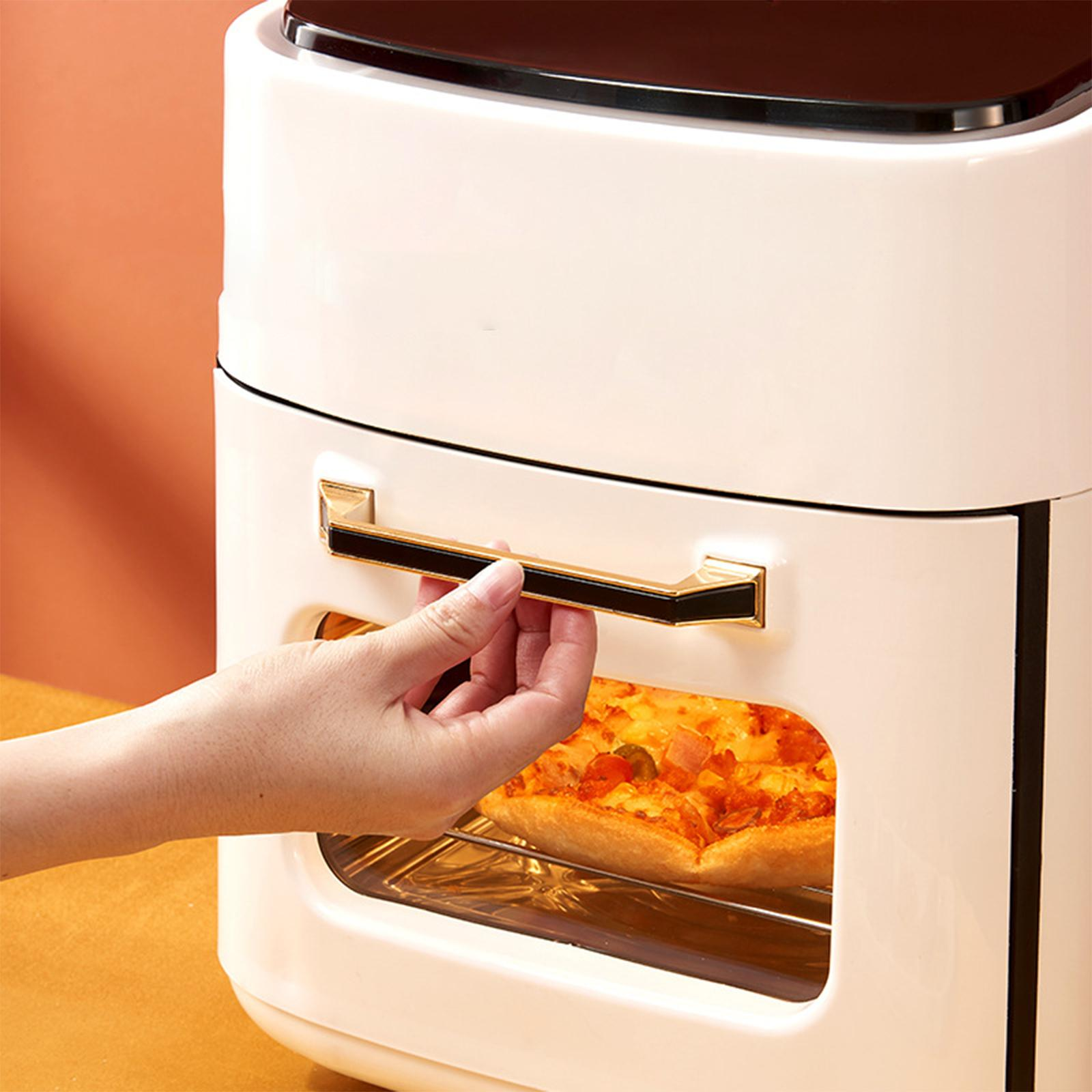 Hand öffnet eine Ofentür und zeigt eine Pizza. Der Ofen ist weiß mit schwarzem Deckel und goldenem Griff.