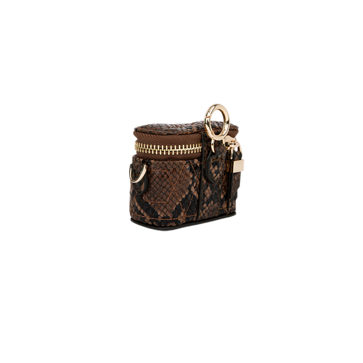 Pequeño bolso marrón con estampado de piel de serpiente, cremallera y anillo dorados sobre fondo blanco.