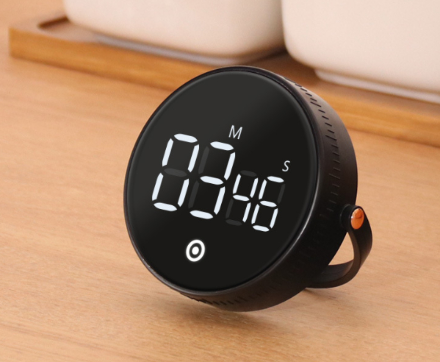 Schwarzer digitaler Küchentimer, der 03:48 anzeigt. Runde Form mit Ständer, auf Holzoberfläche platziert.