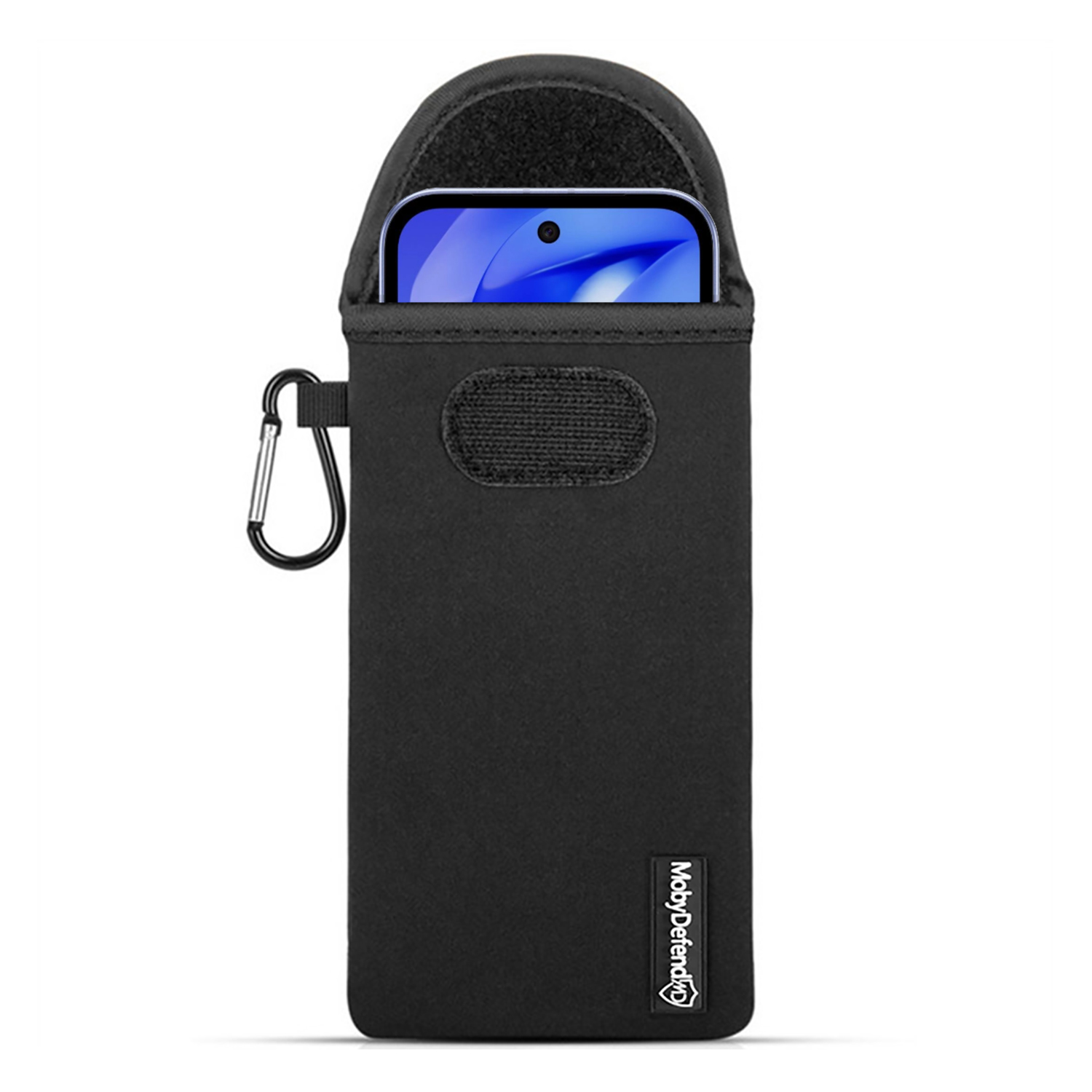 Zwarte telefoonsleeve, met een zilveren karabijnhaak. Een telefoon is gedeeltelijk zichtbaar.