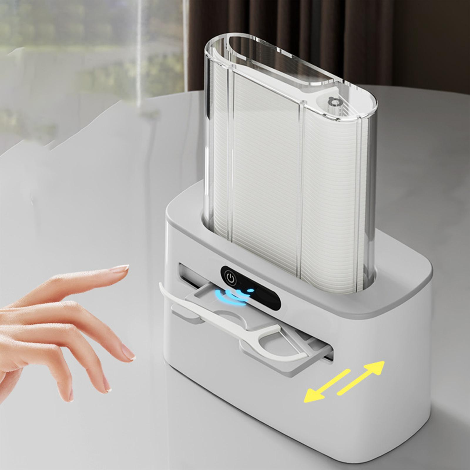 Ein weißer Spender mit Zahnseide-Picks steht auf einem Tisch, ein Finger zeigt darauf.