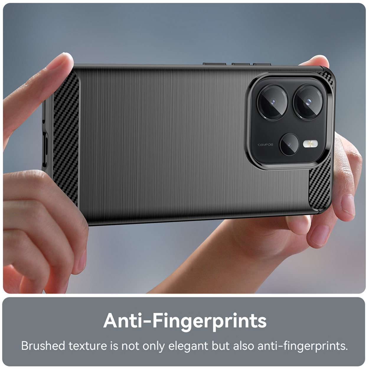 Een zwarte telefoonhoes met een getextureerde achterkant, vastgehouden door twee handen.