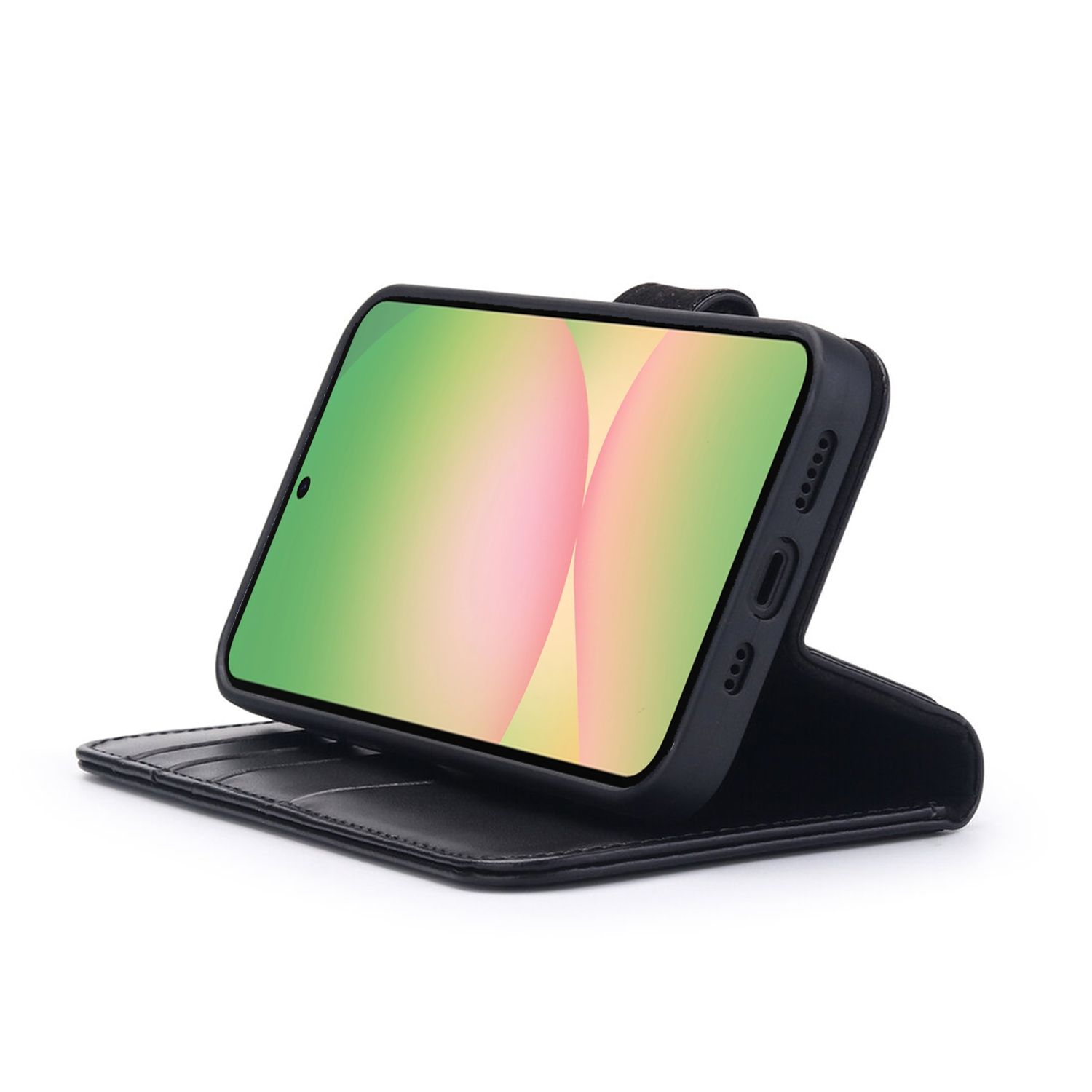 Zwarte telefoon op een hoesje. De telefoon staat schuin, de hoes is zwart en open.