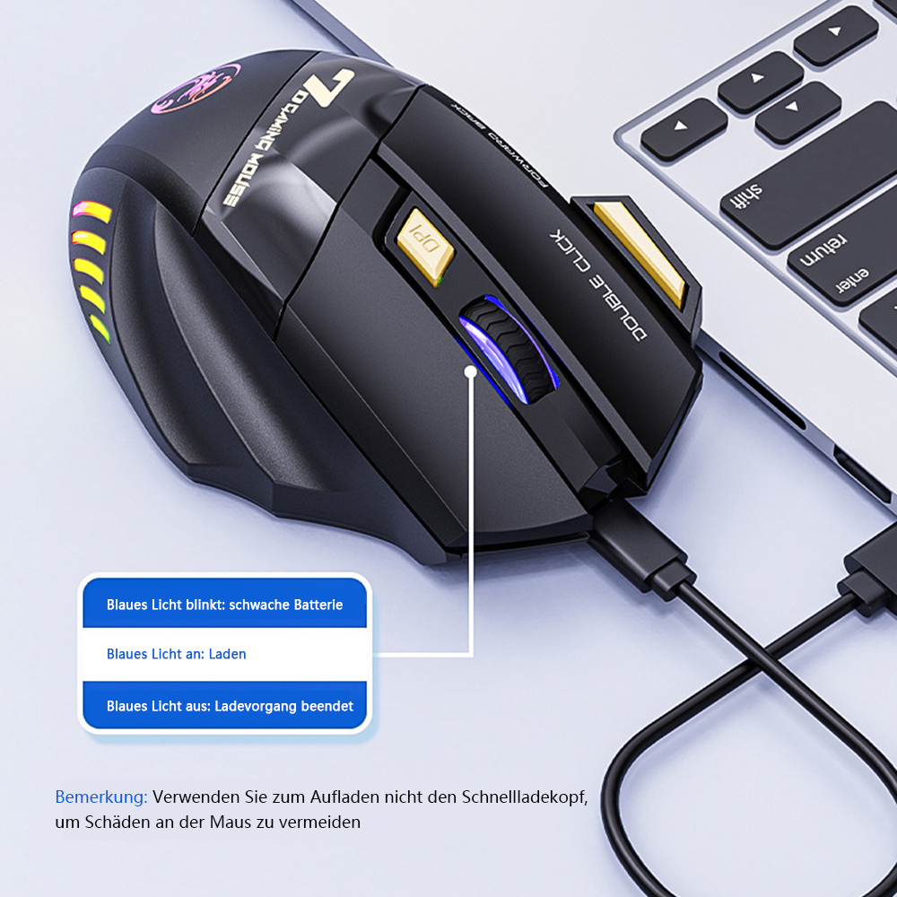Gaming-Maus an Laptop angeschlossen. Maus hat blaues Licht. Laptop ist auf dem Tisch offen.