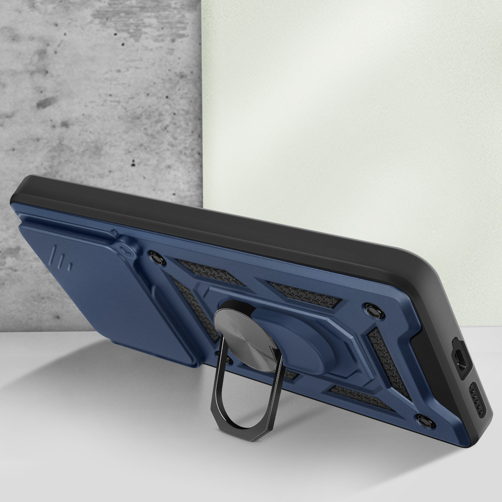 Custodia blu con anello, su superficie bianca con sfondo strutturato.