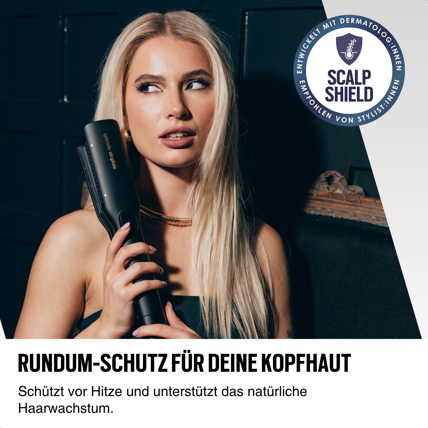 Eine Frau hält ein schwarzes Glätteisen. Sie ist blond mit einer goldenen Halskette. Text ist vorhanden.